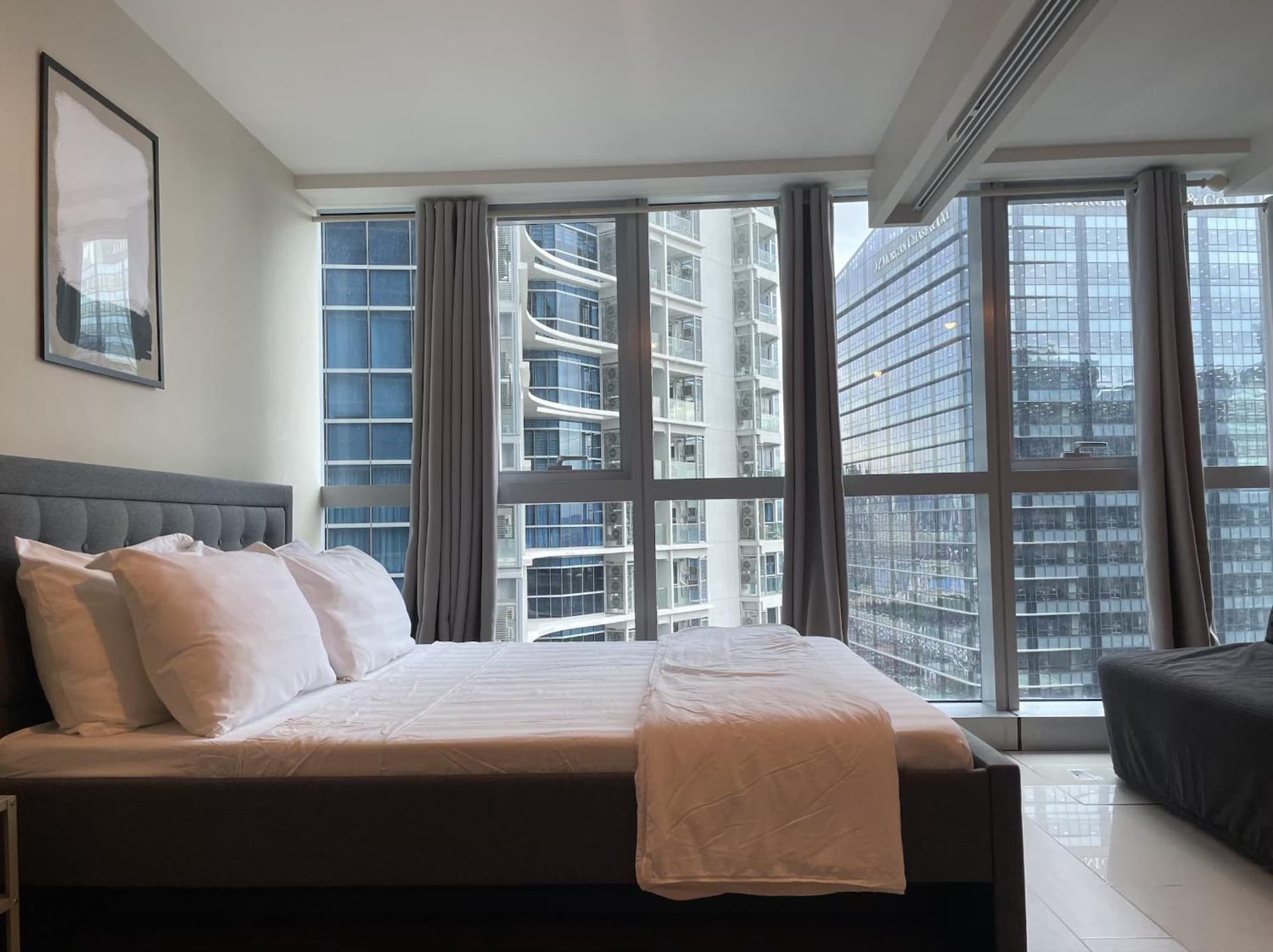 Uptown Parksuites Apartments Tower 1 BGC by PH Staycation