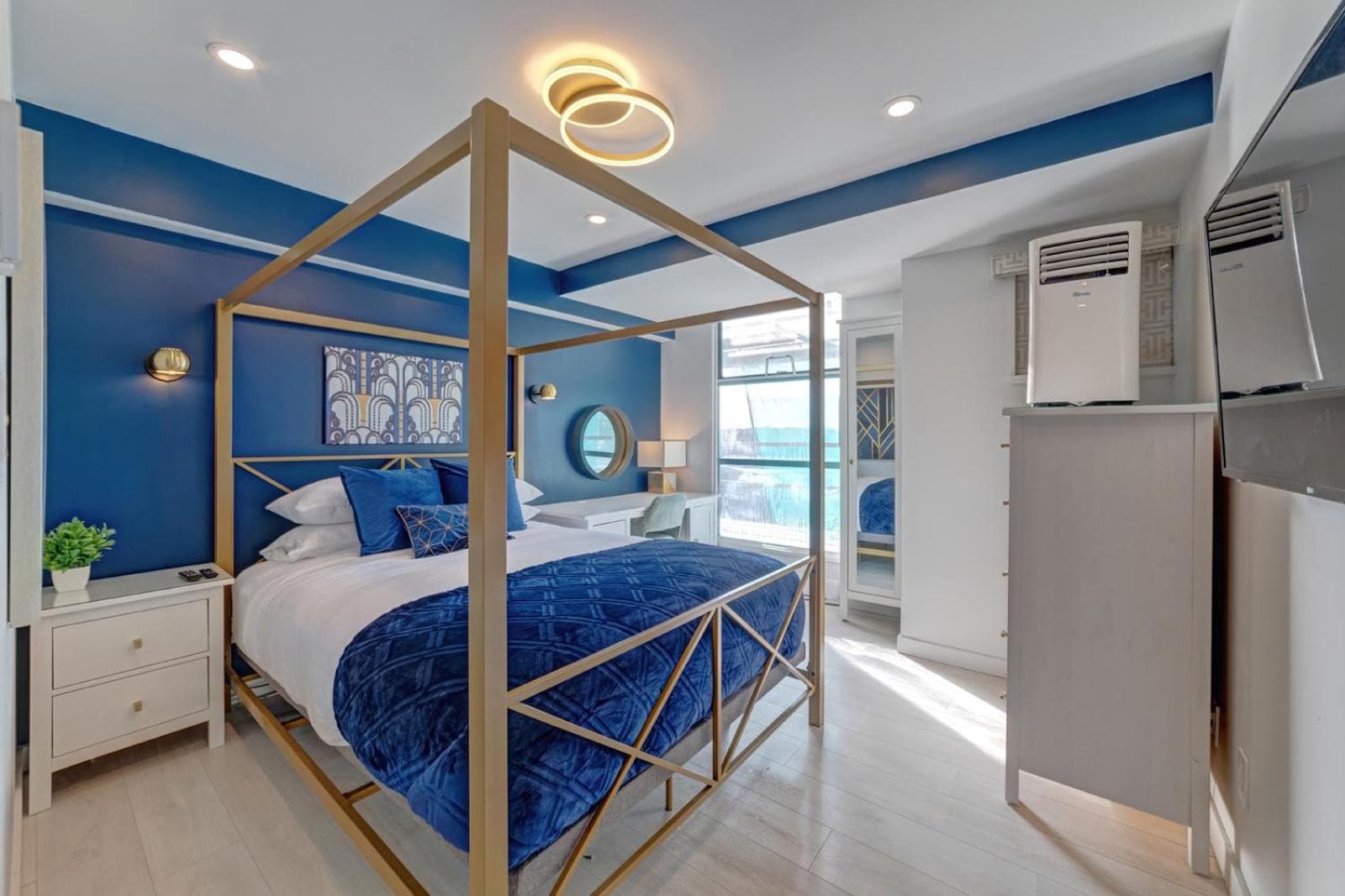 Art Deco Broadway Queen Room