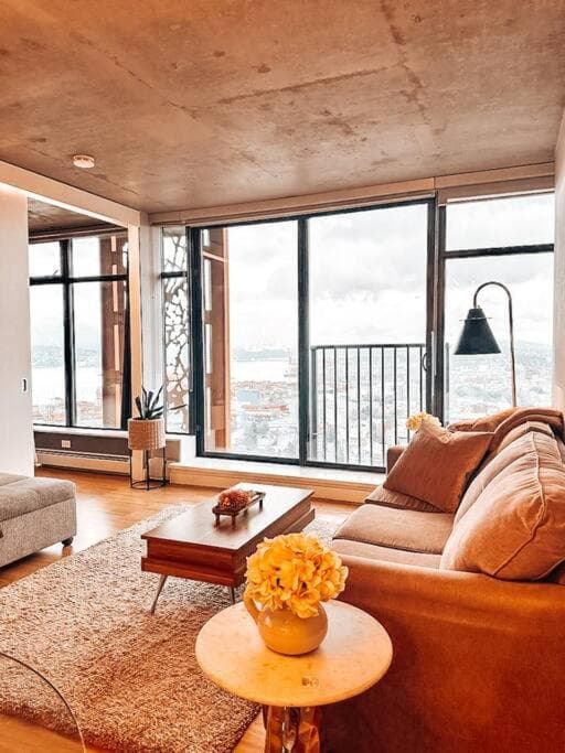 Water Views, 40th Floor Sub-Penthouse! Entire Condo in the heart of Vancouver City Centre