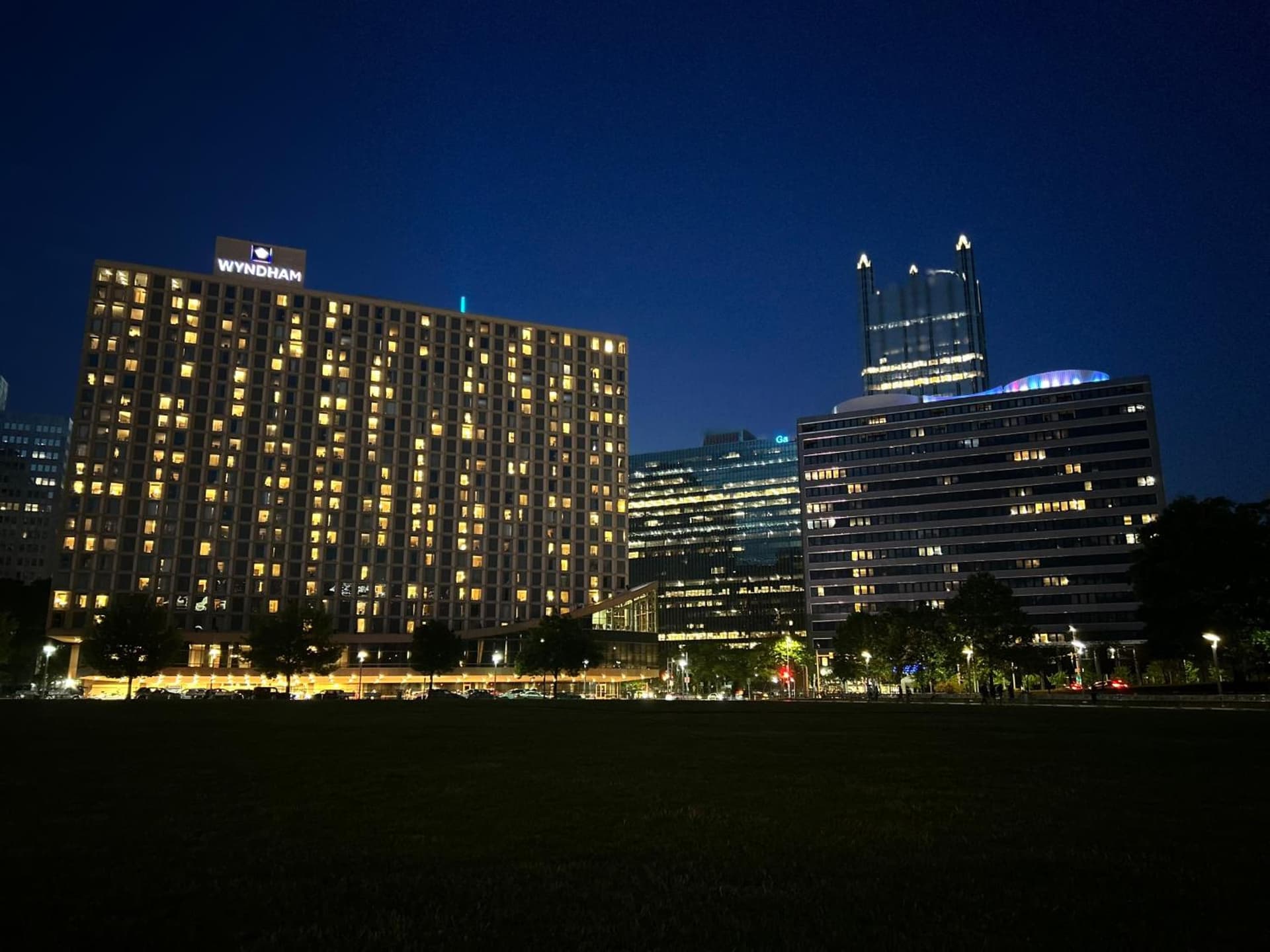 Cozy Chic DOWNTOWN PITTSBURGH 7TH FLOOR VIEWS FAST WIFI 24-7 Gym Lounge Roku