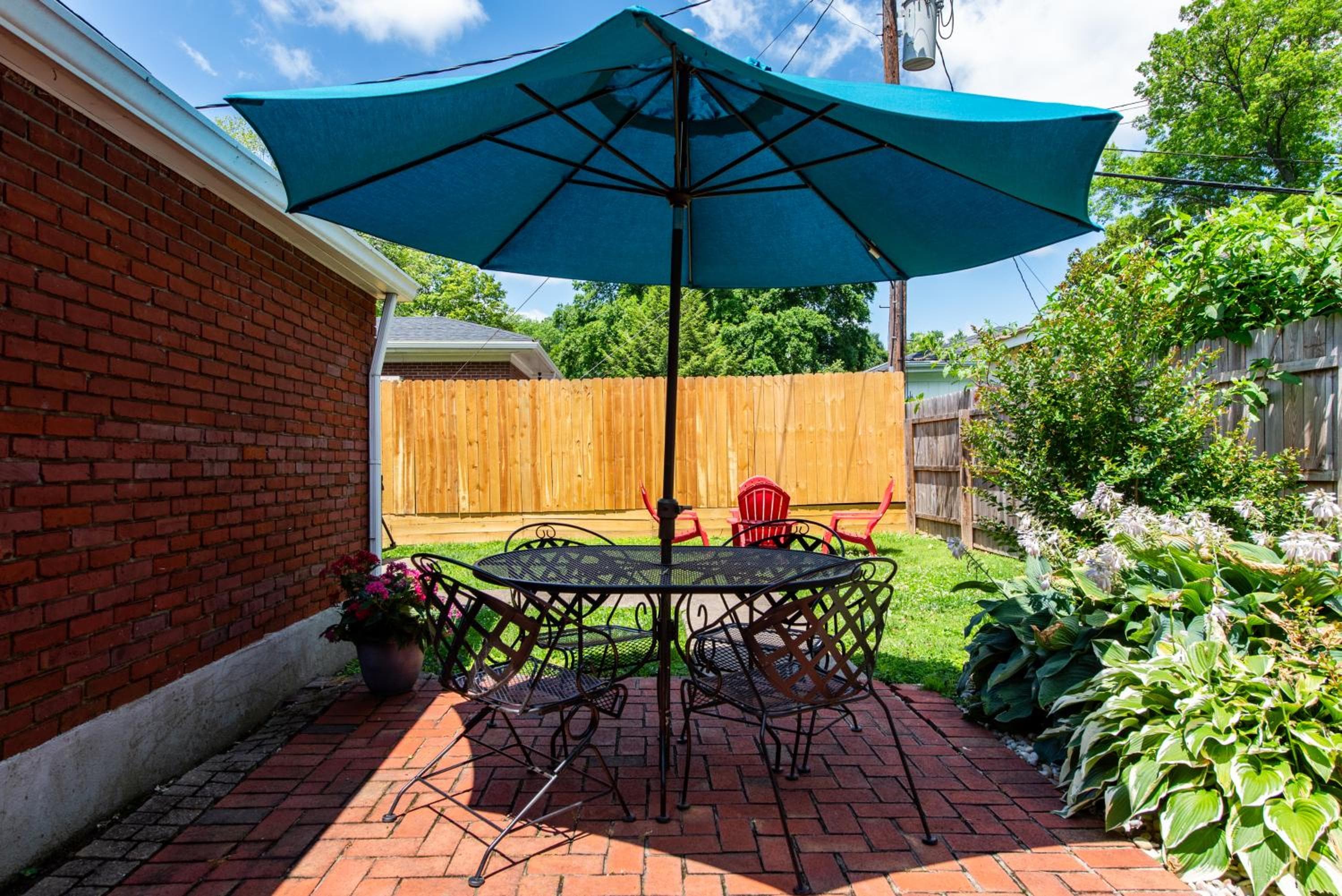 2 Living Rooms Close 2 Shopping & Restaurants