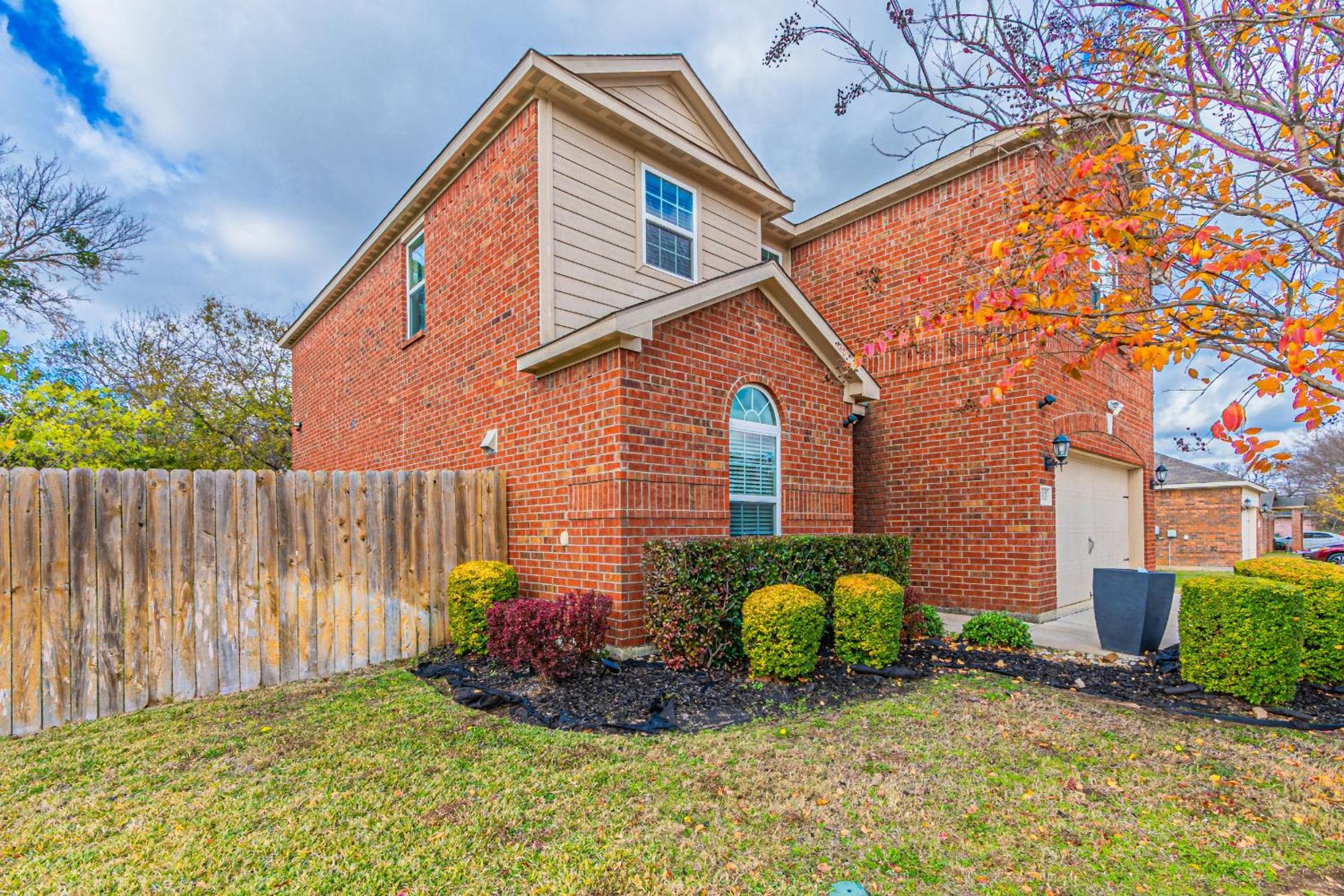 Luxury 5BR Dallas Retreat with Business Amenities - Perfect for Business Travelers, Families & Groups