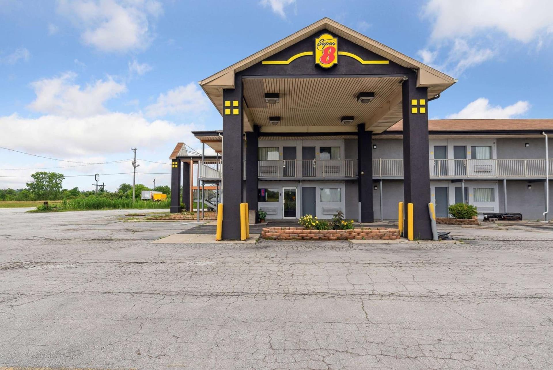 Super 8 by Wyndham Millbury/Toledo