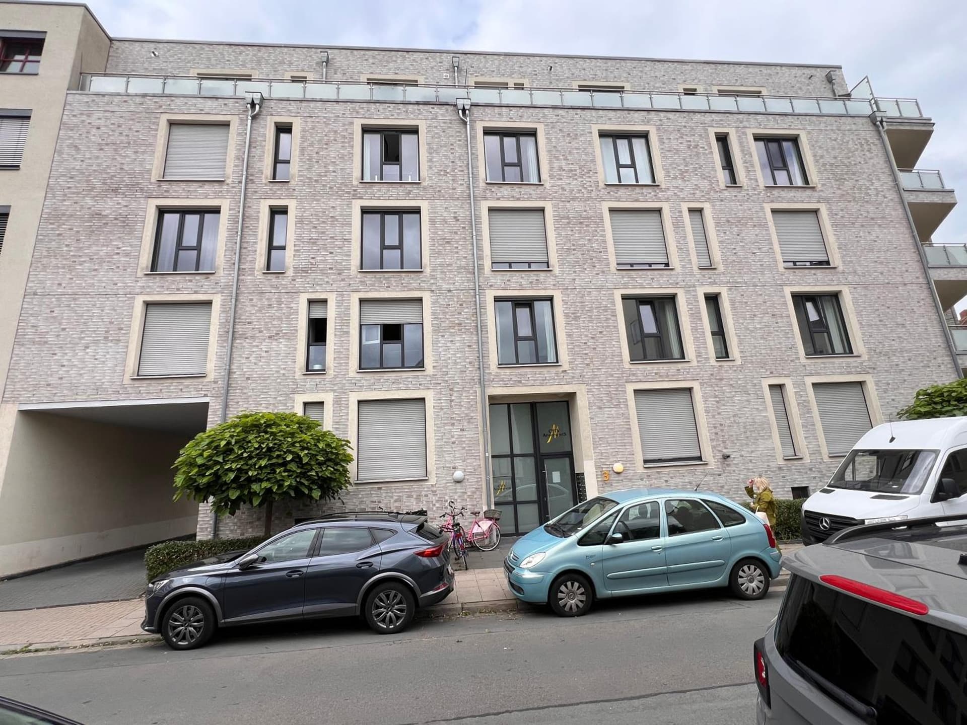 Modernes Apartment mit Balkon und Parkplatz Zentrum