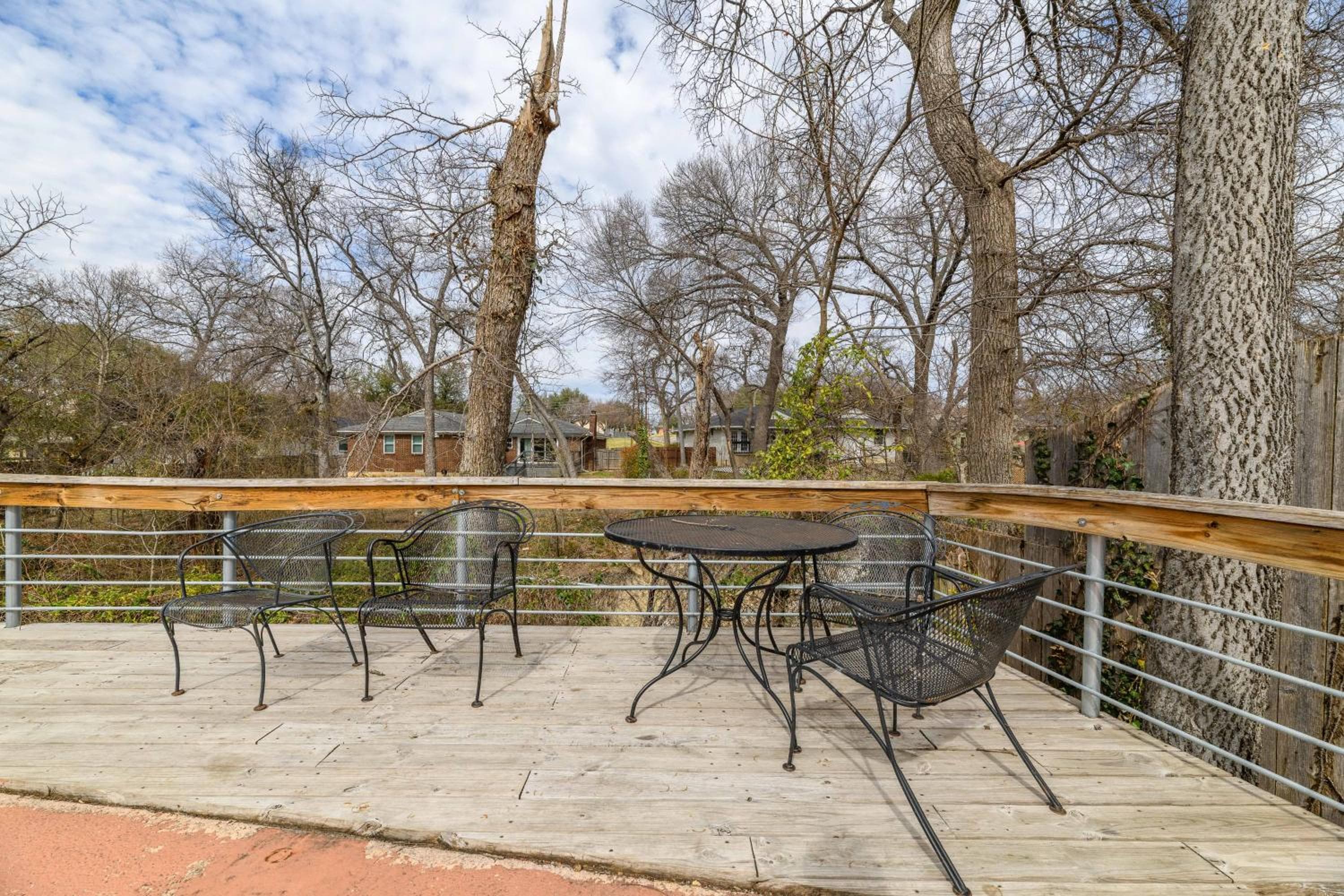 6 Queen Bed Home Near White Rock POOL & DECK!