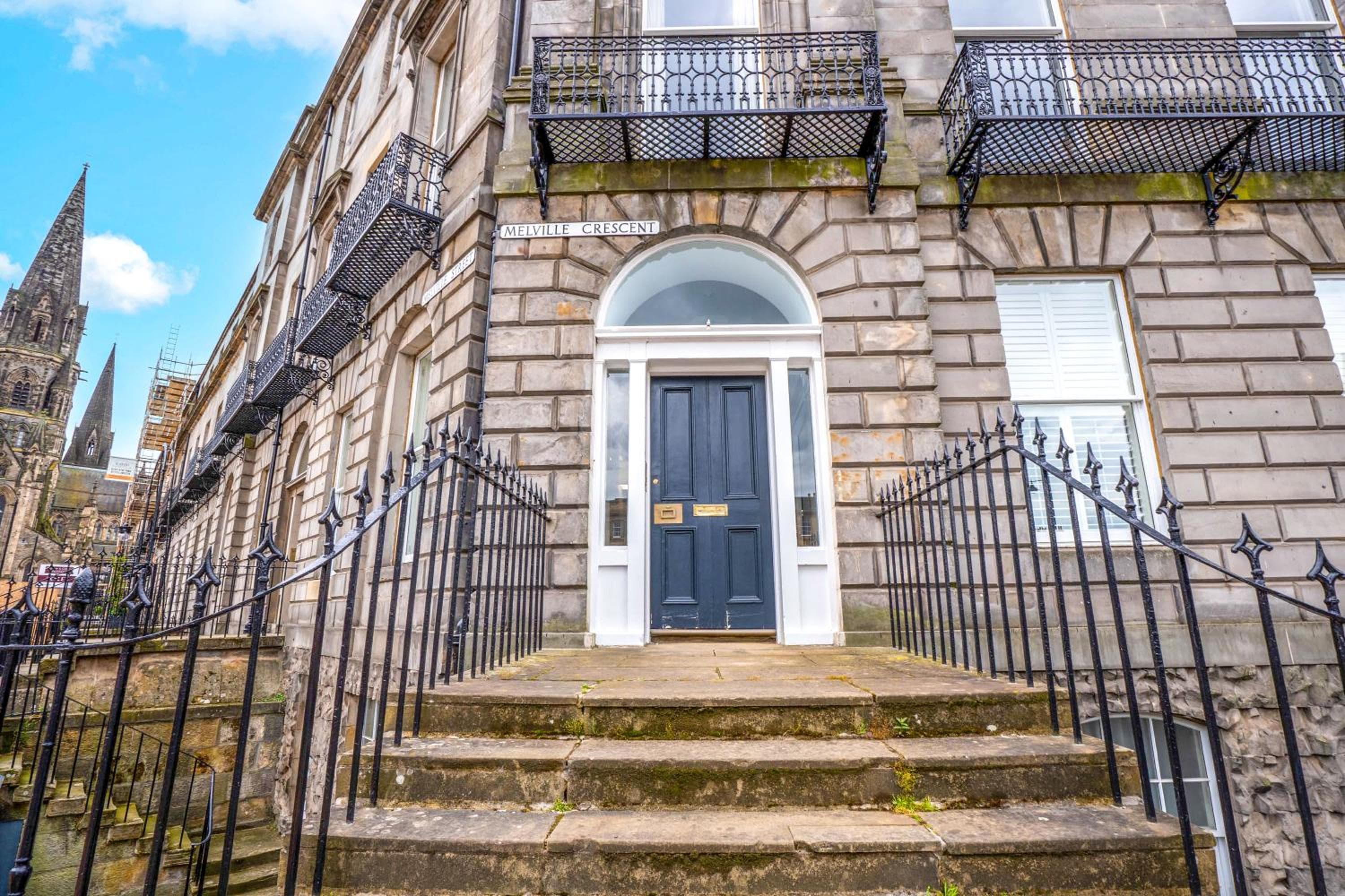Flat with Majestic views in West End Wonderland