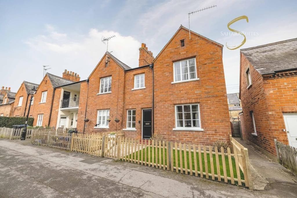 Unwind in Style - Book Your 3 BED Windsor Getaway