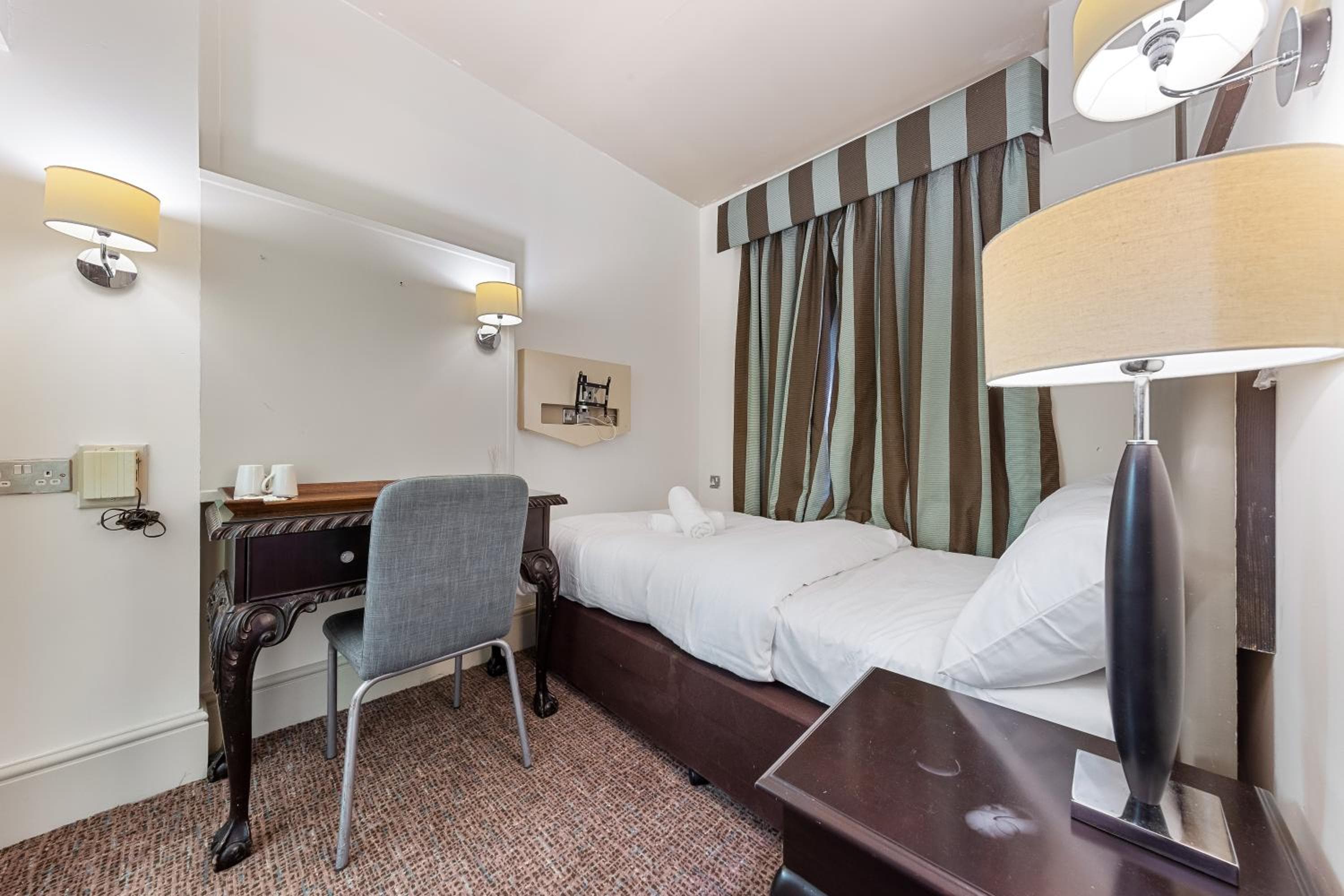 Room in Windsor SR1