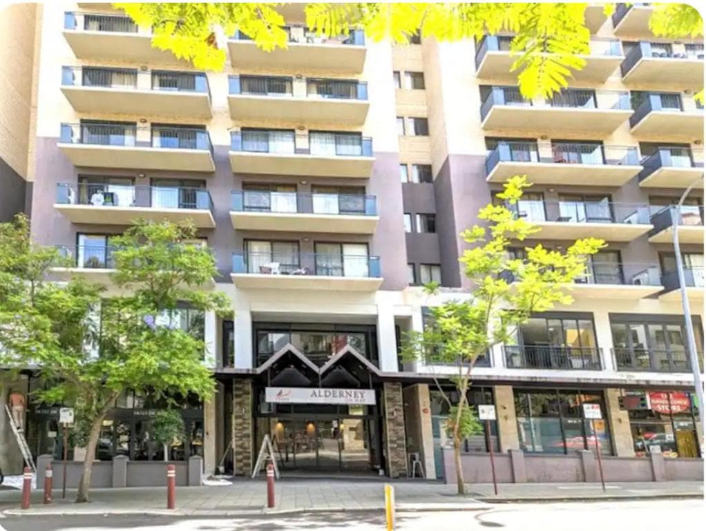 Stylish Executive City Pad w Parking and Pool