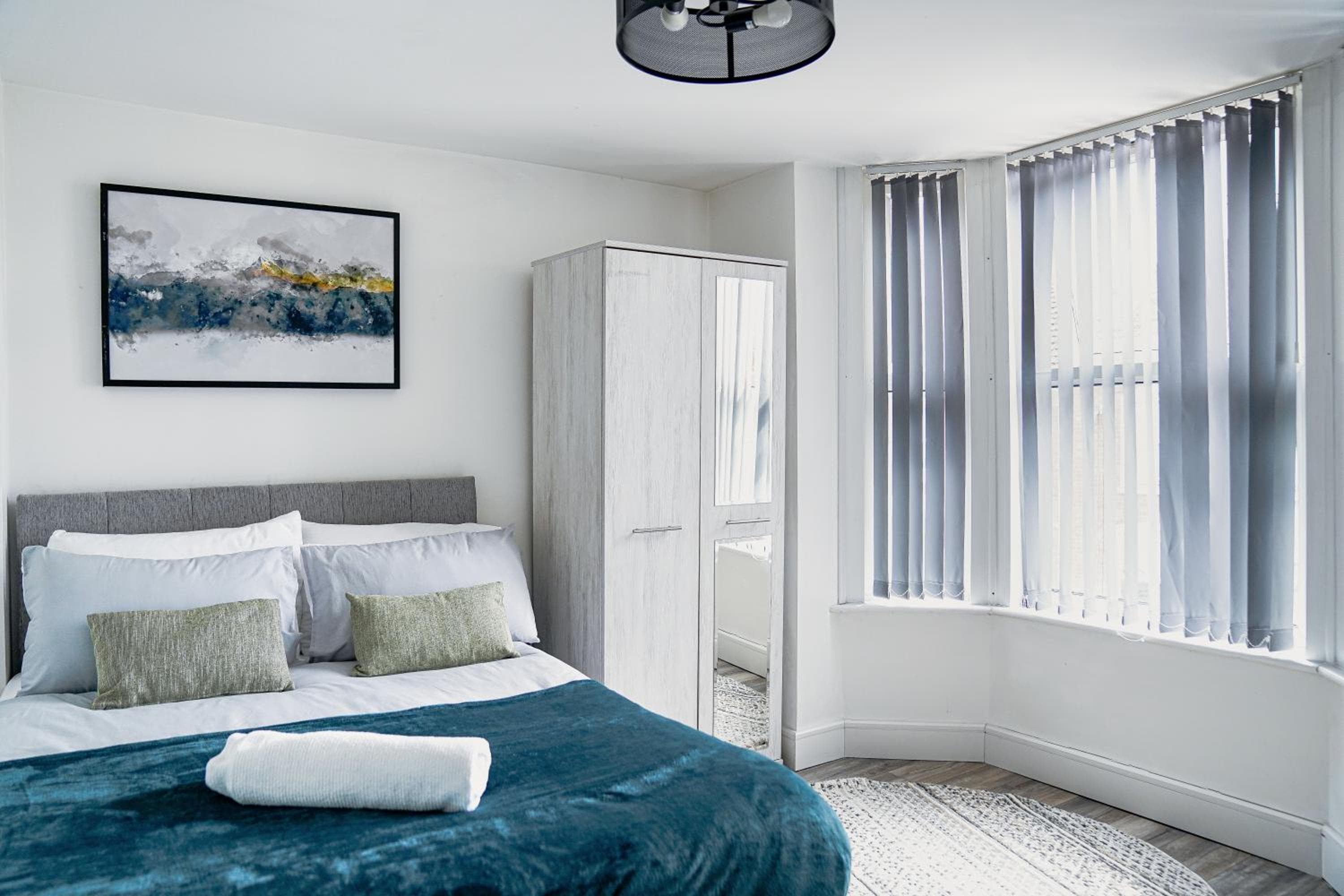 Contractor-Friendly 2Bed Apartment, Near City Centre, Sleeps 4 with Free Parking