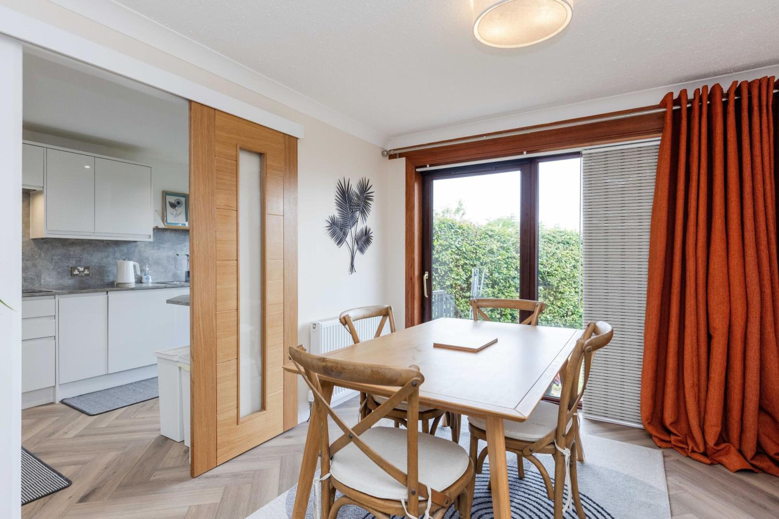 20 mins to Edinburgh 3 bedroom detached family house Wi-Fi Parking