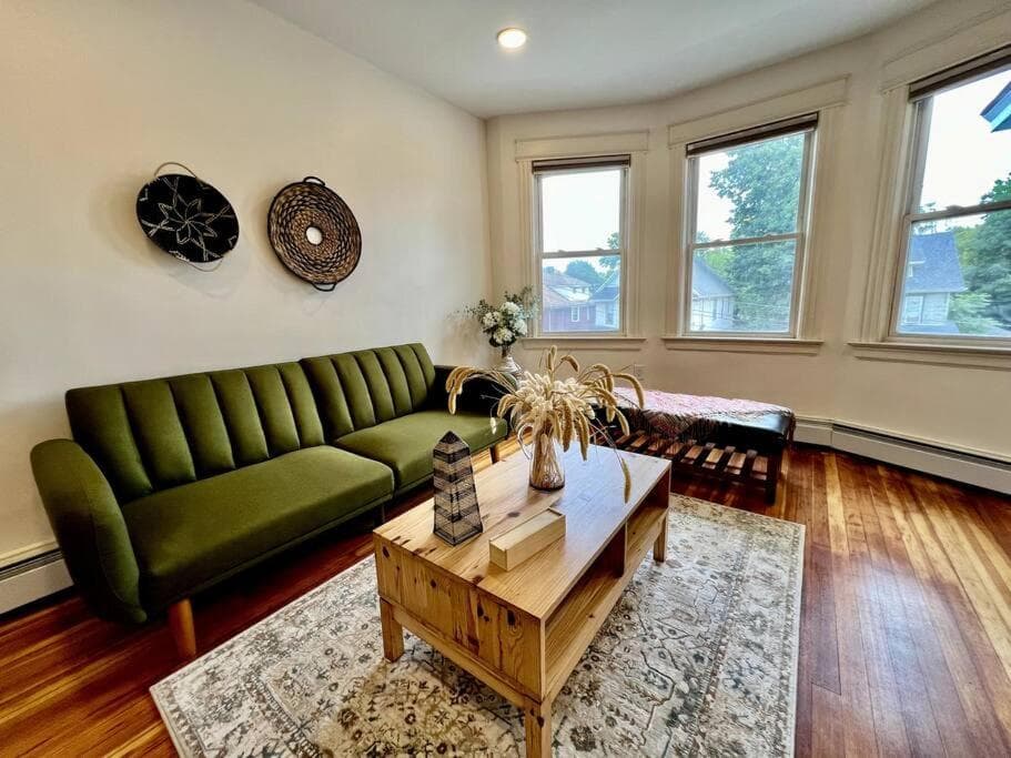 Modern Apartment - 3 Bedrooms, 2 Bathrooms