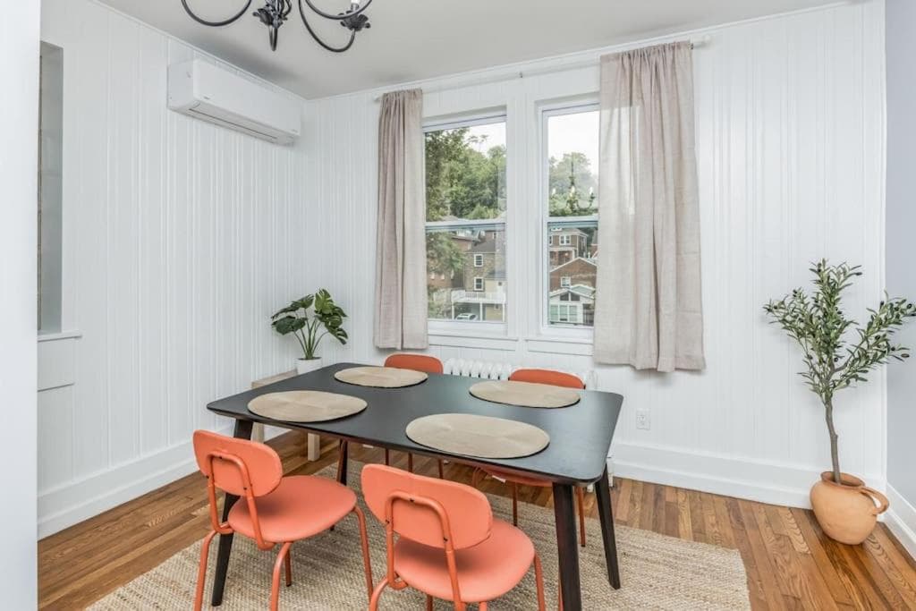 Stylish Modern Home Near Downtown Pittsburgh | Sleeps 7