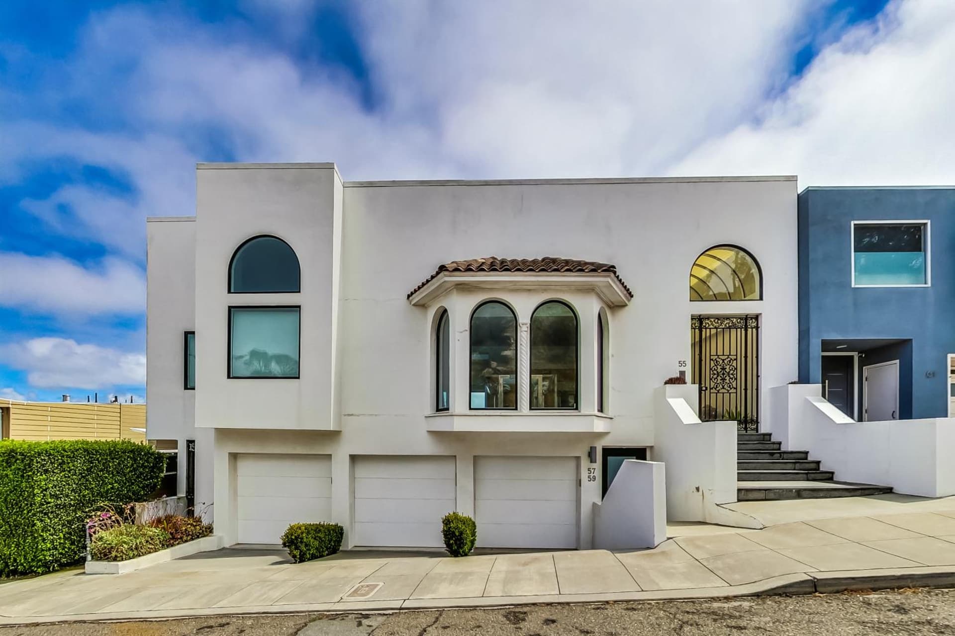 Luxury 3BR Home - Pano Views, Steam room & Deck