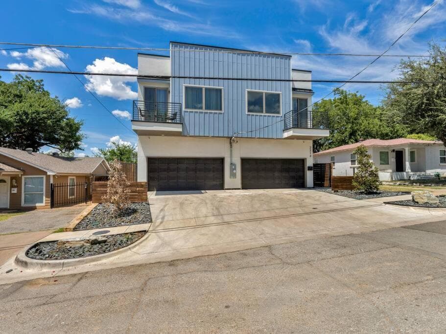 6-min from AA Arena l Modern Home near Downtown