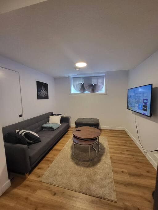 Pebbles' Cozy 2Bed Basement Suite - near Downtown