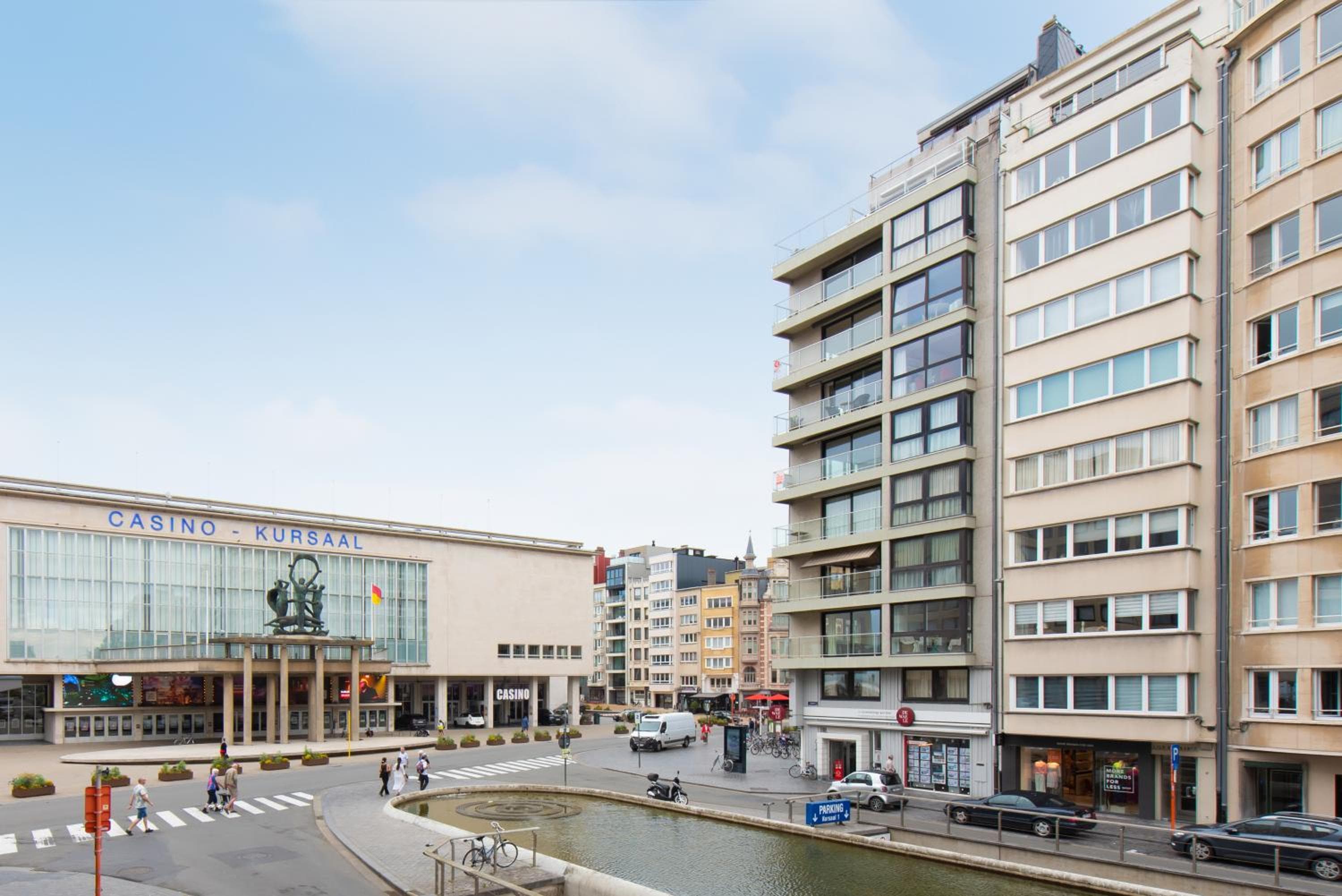 Deluxe 4 rooms apartment with casino view at the beach and free parking