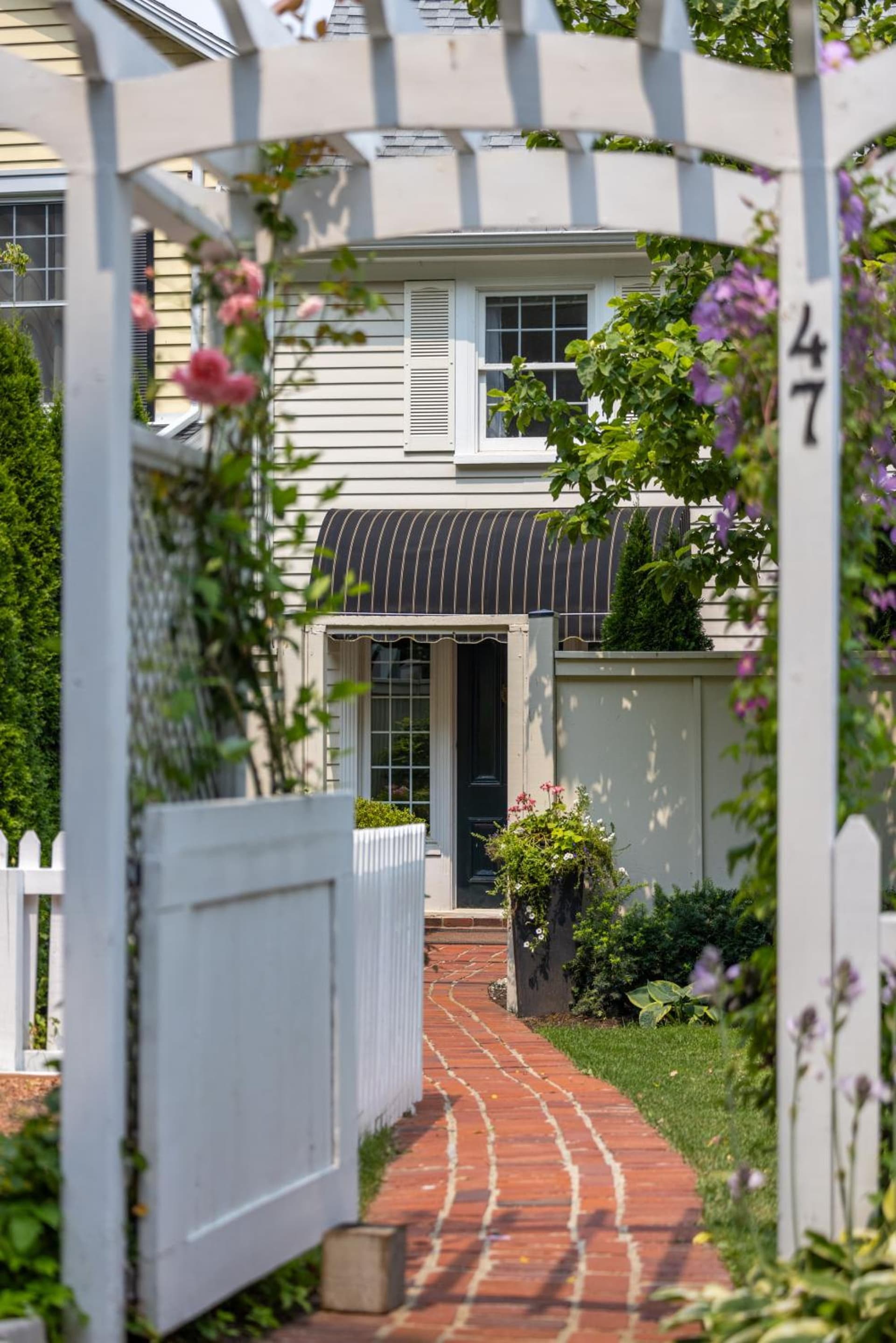 Hummingbird Haven Bed & Breakfast Luxury Suite With Terrace & Seasonal Lake Views Located in Historic Old Town Niagara-On-The-Lake