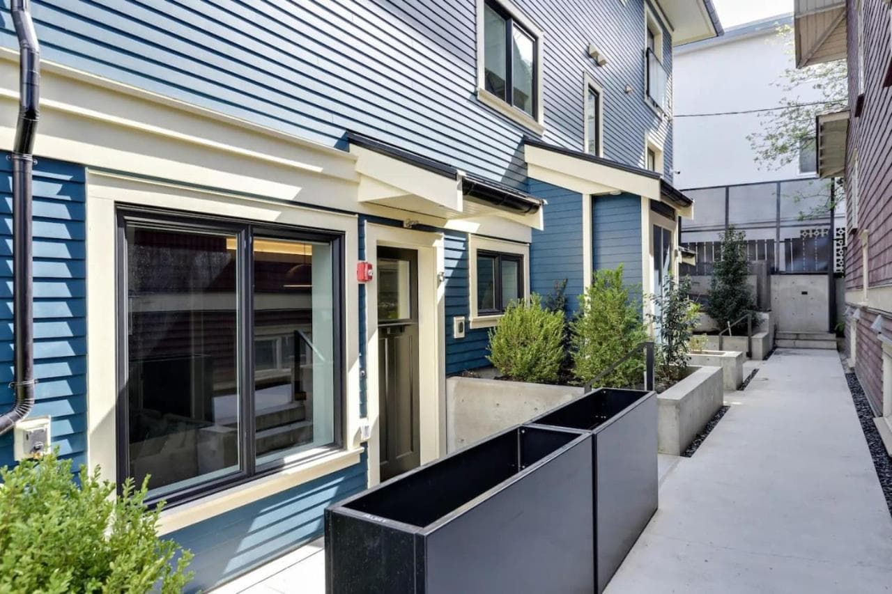 Designer 2BR in Downtown Steps from Sunset Beach