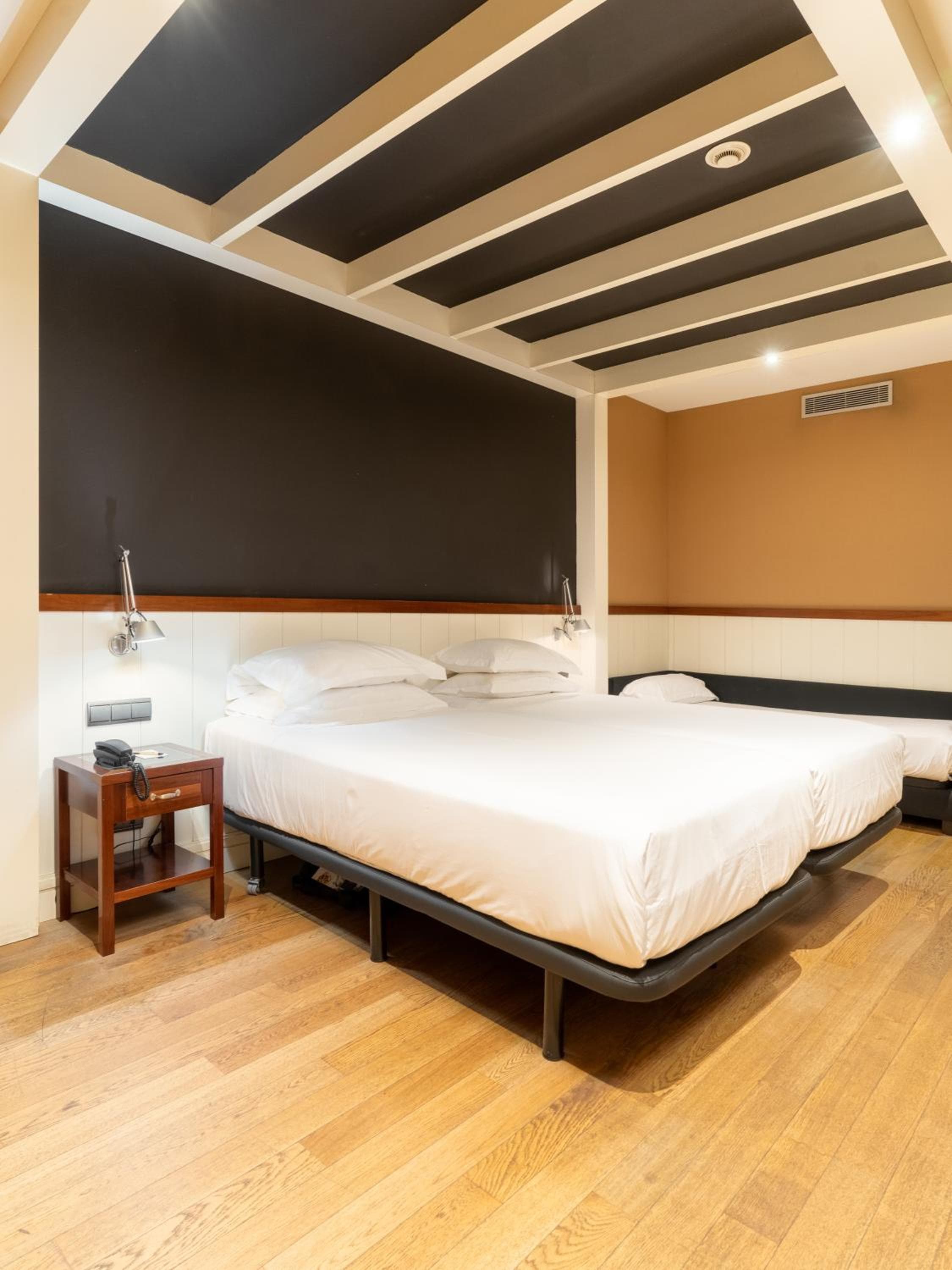 U232 Hotel 4