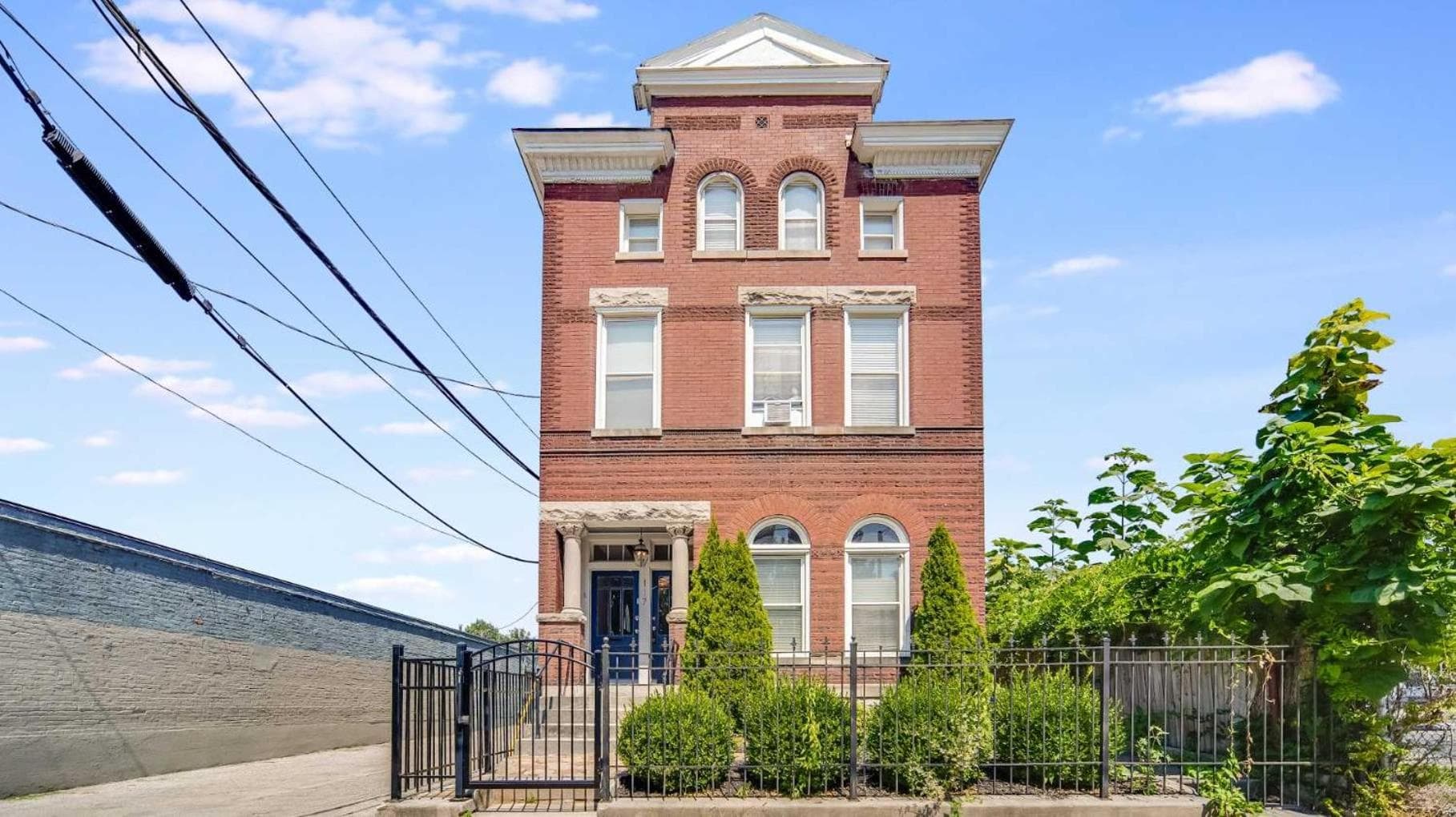 Historic 3-BR Downtown Bourbon Getaway