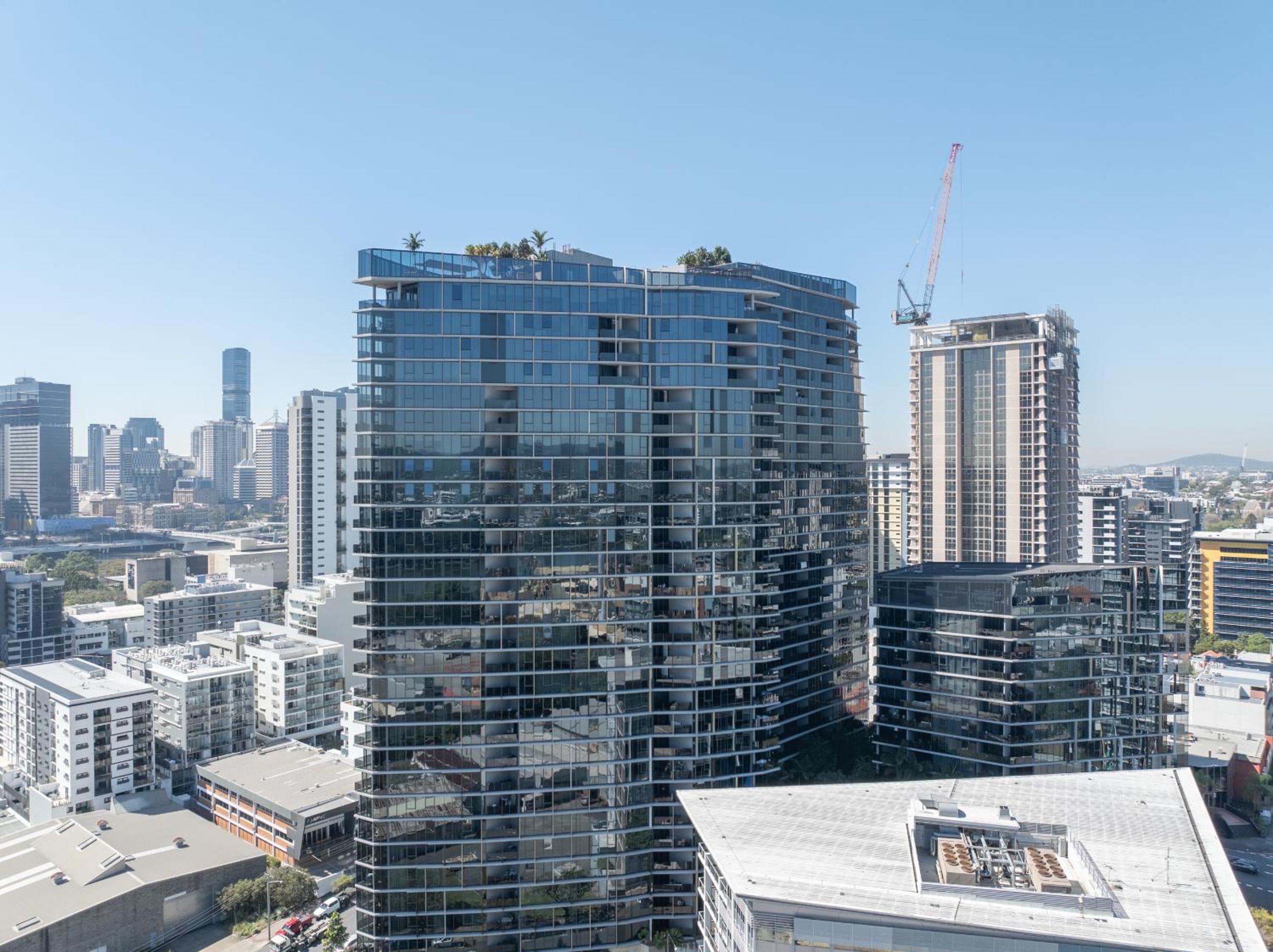 Spectacular views, king bd plus single bed & parking