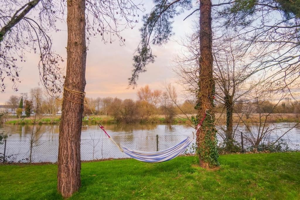 Riverside Gem, 2 Homes, Heated Pool, Hot Tub & Sauna