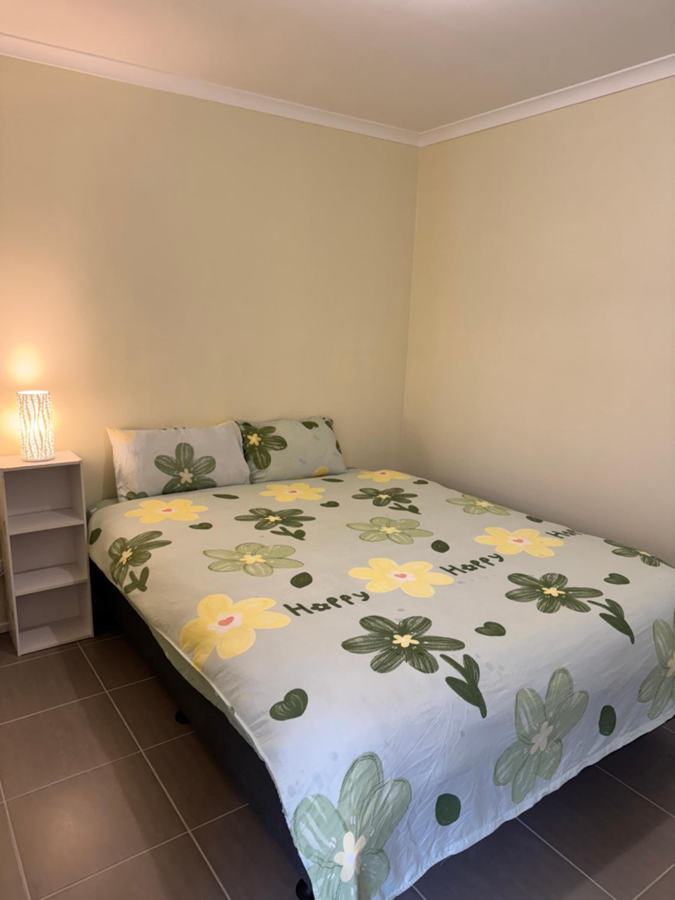 Beautiful room near shops 12 km to CBD and fast internet plus free parking