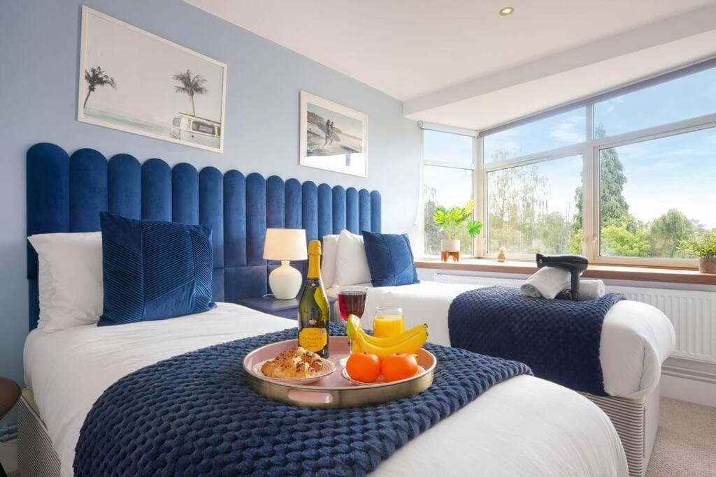 Stunning 2 Bedroom Apartment - Close to City Centre - Free Parking, Super-fast WIFI, SmartTV, Private Balcony and Communal Garden by Yoko Property