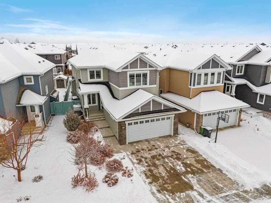 Luxurious Entire House with Cental AC, Double Car Garage Parking, Upgraded Appliances, King Size Bed, Two Living Rooms & More