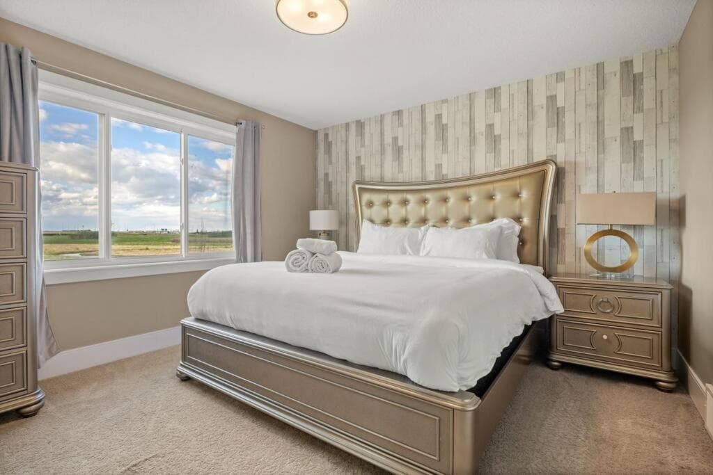 Large Detached Near Anthony Henday in Albany with 2 Living Rooms, Netflix, Office Space, AC, Perfect for Families, Sleeps 13