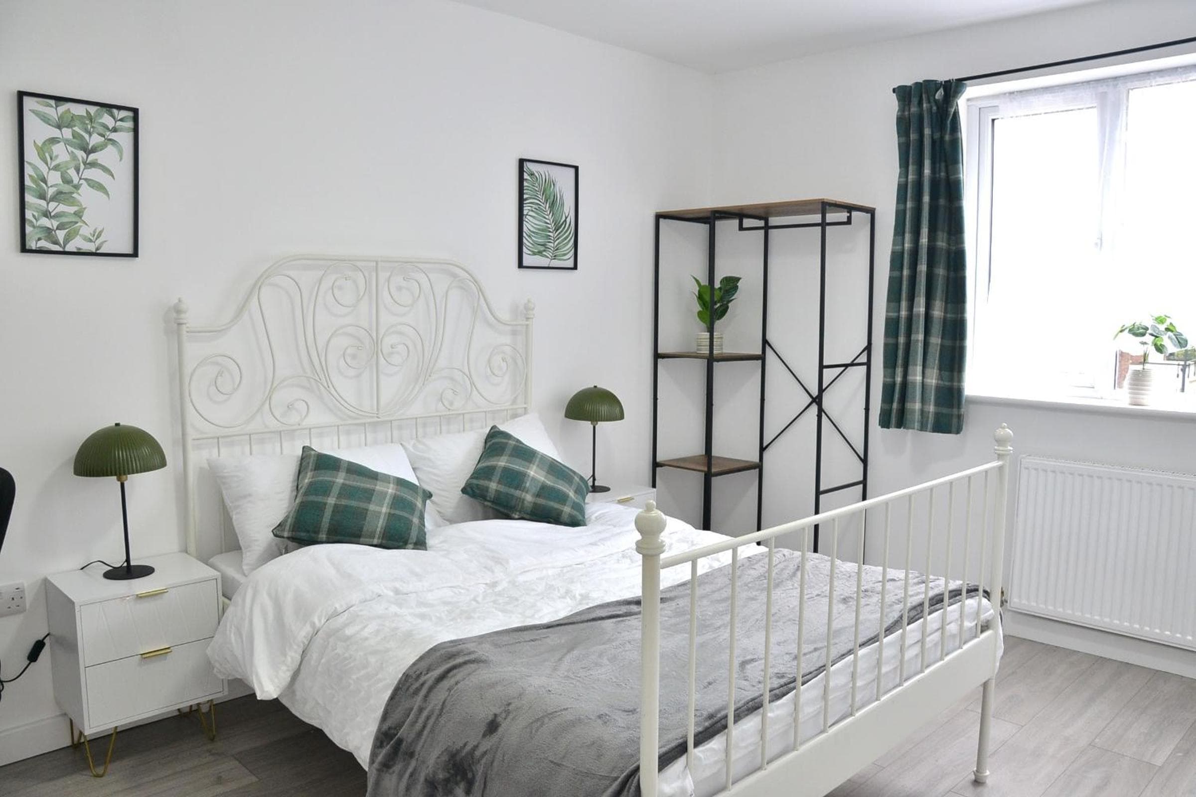 4 Bathrooms and Toilets and 4 Bedrooms Entire House Sleeps 11 Driveway Parking near Coventry University and City Centre