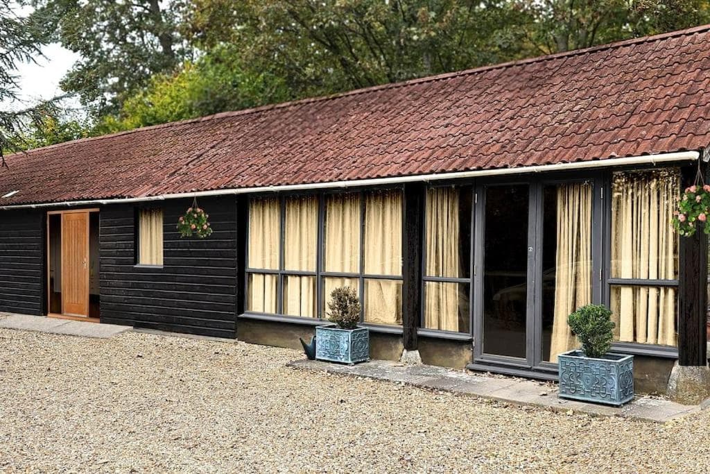 The Old Stables - Self Contained Cottage - Hot Tub and Pool