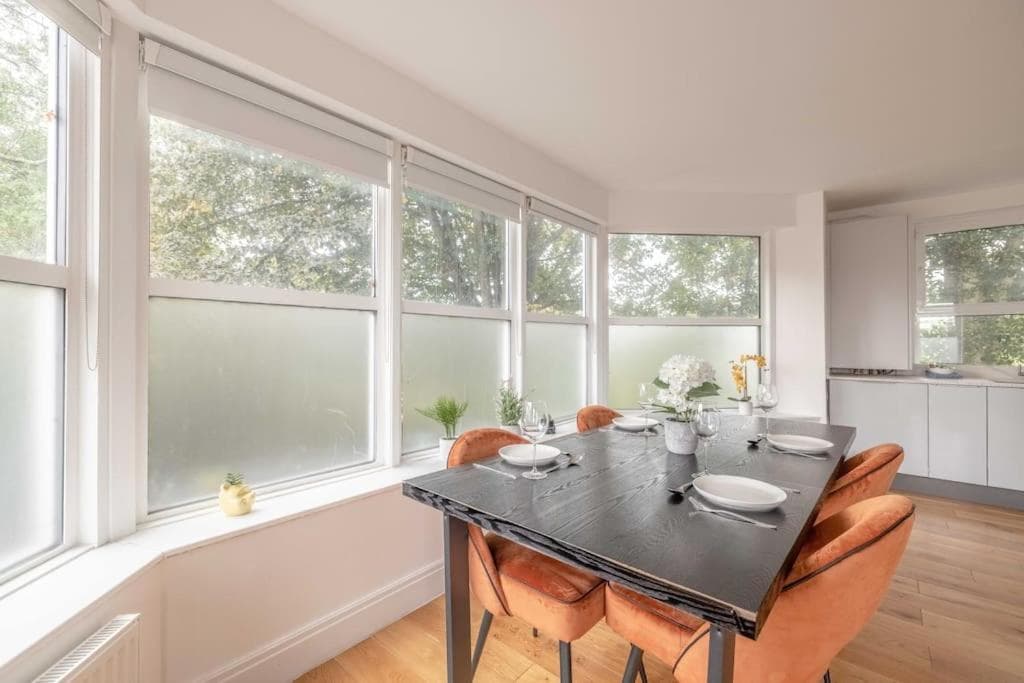Central Windsor 2 Bed Apartment, River Views & Parking