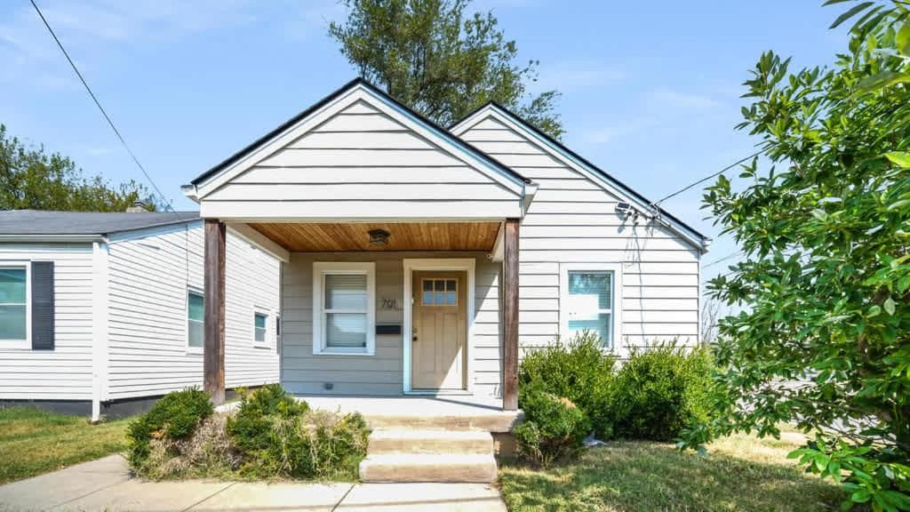 3BR 2BA Derby Home Walk to Churchill Free Parking