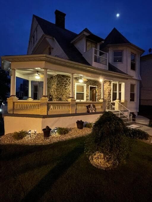 The Pearl-Lovely Victorian Home with Bed and Breakfast Energy