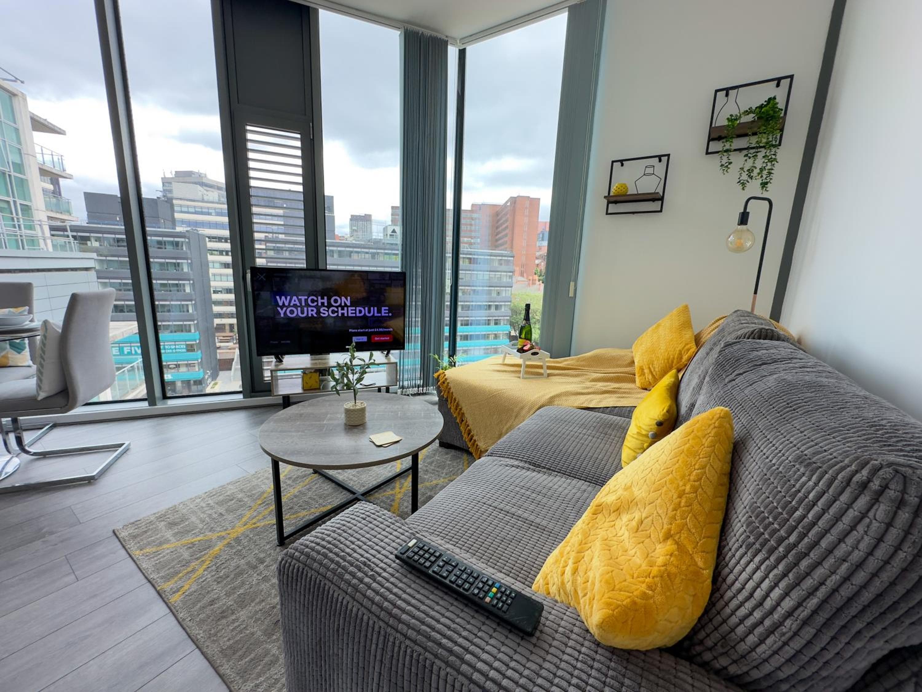 Elegant City Centre Penthouse- Work & Relaxation