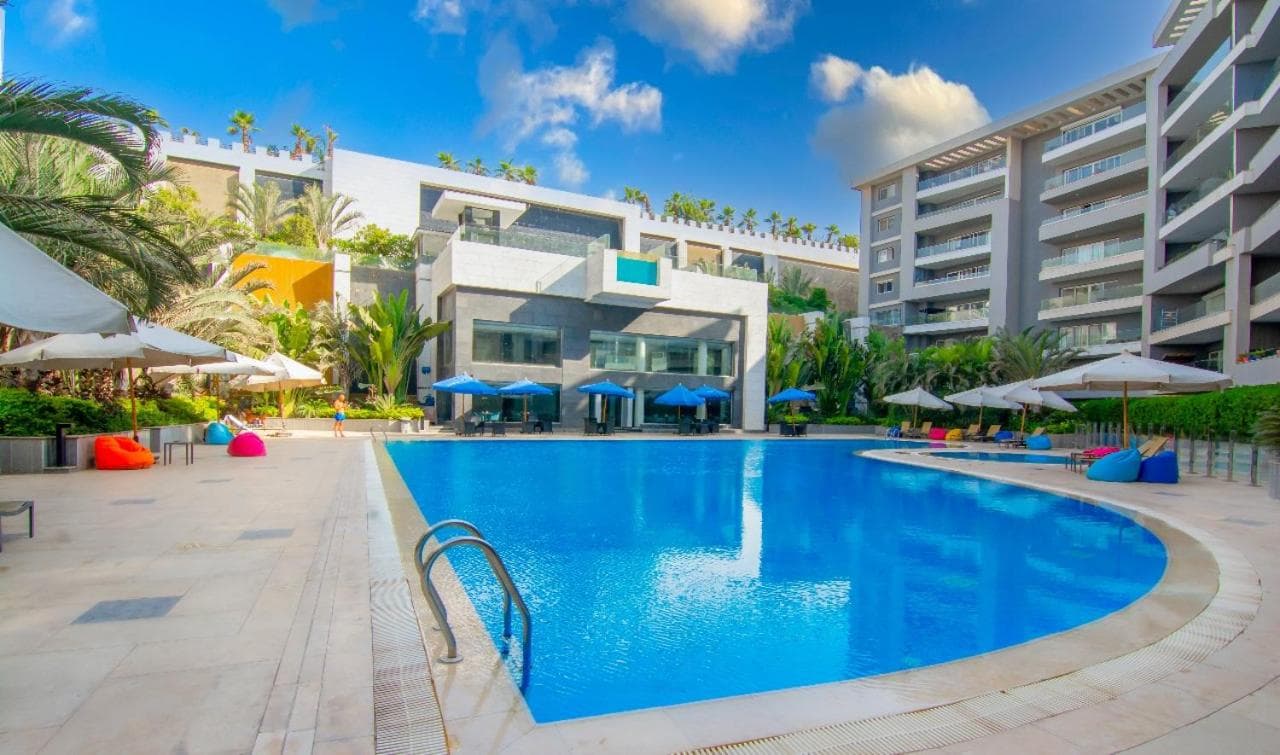 The Expert in Ocean Blue Near Airport - No Pool Access