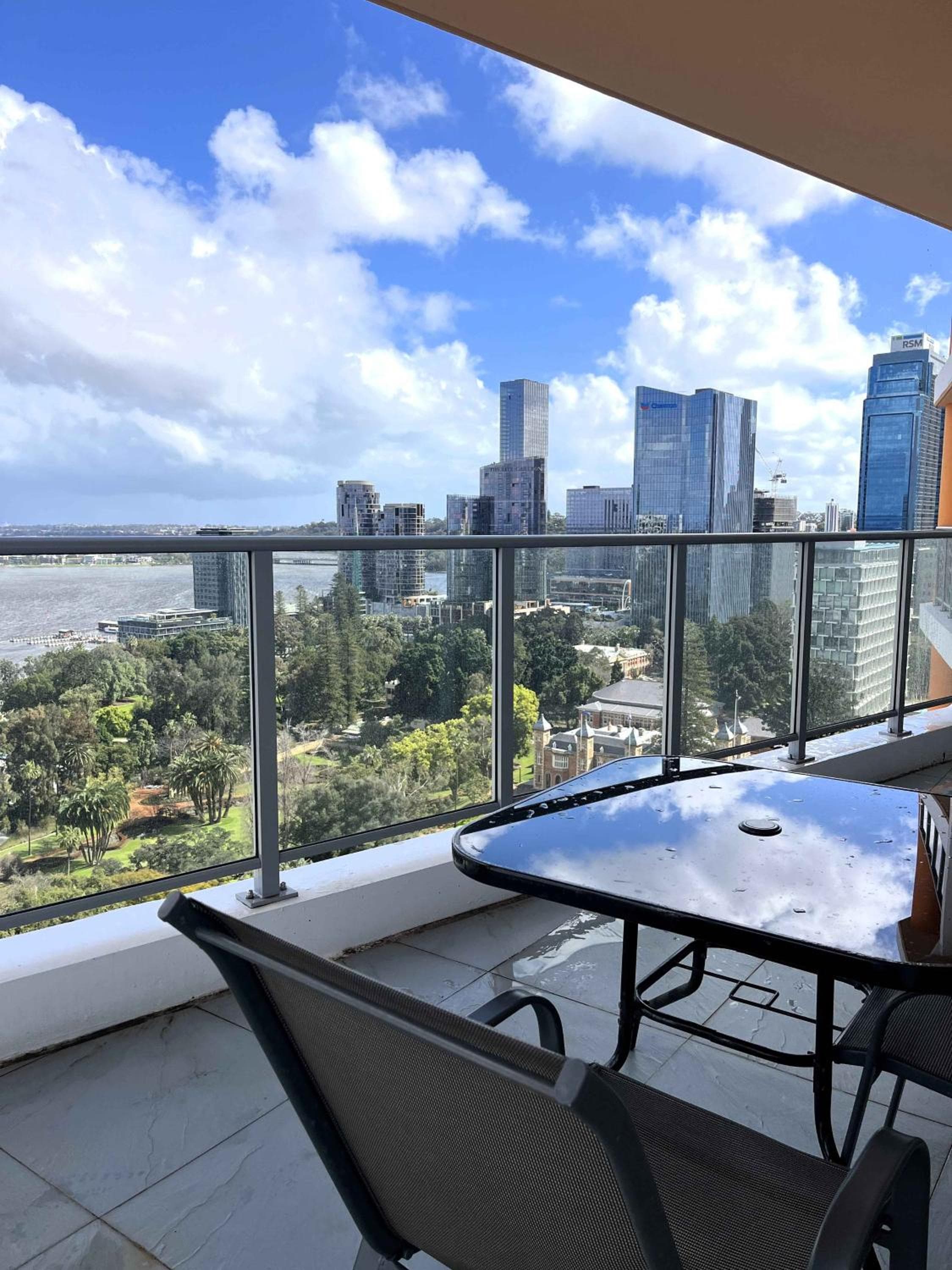 114 Panoramic River Views 2BR High Floor & Parking