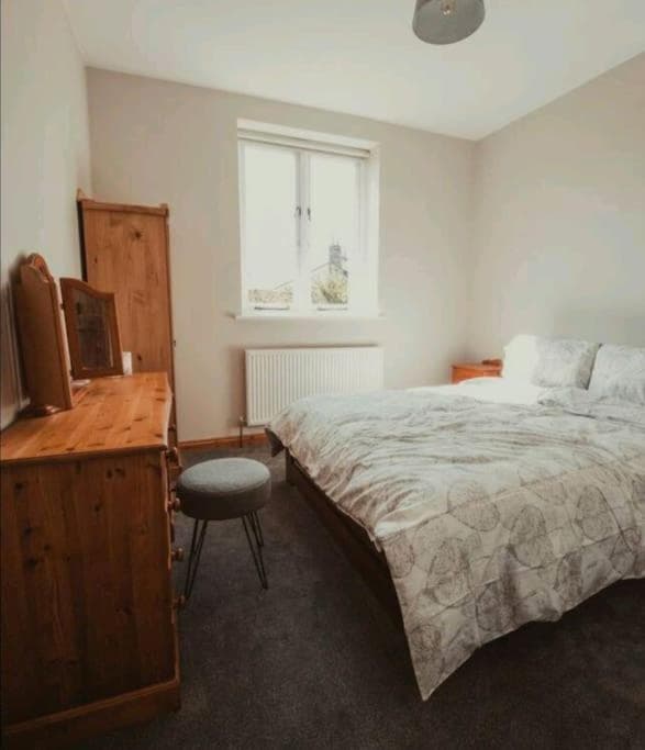 Charming 2 Bedroom Cottage mid town on quiet road, sleeps 4