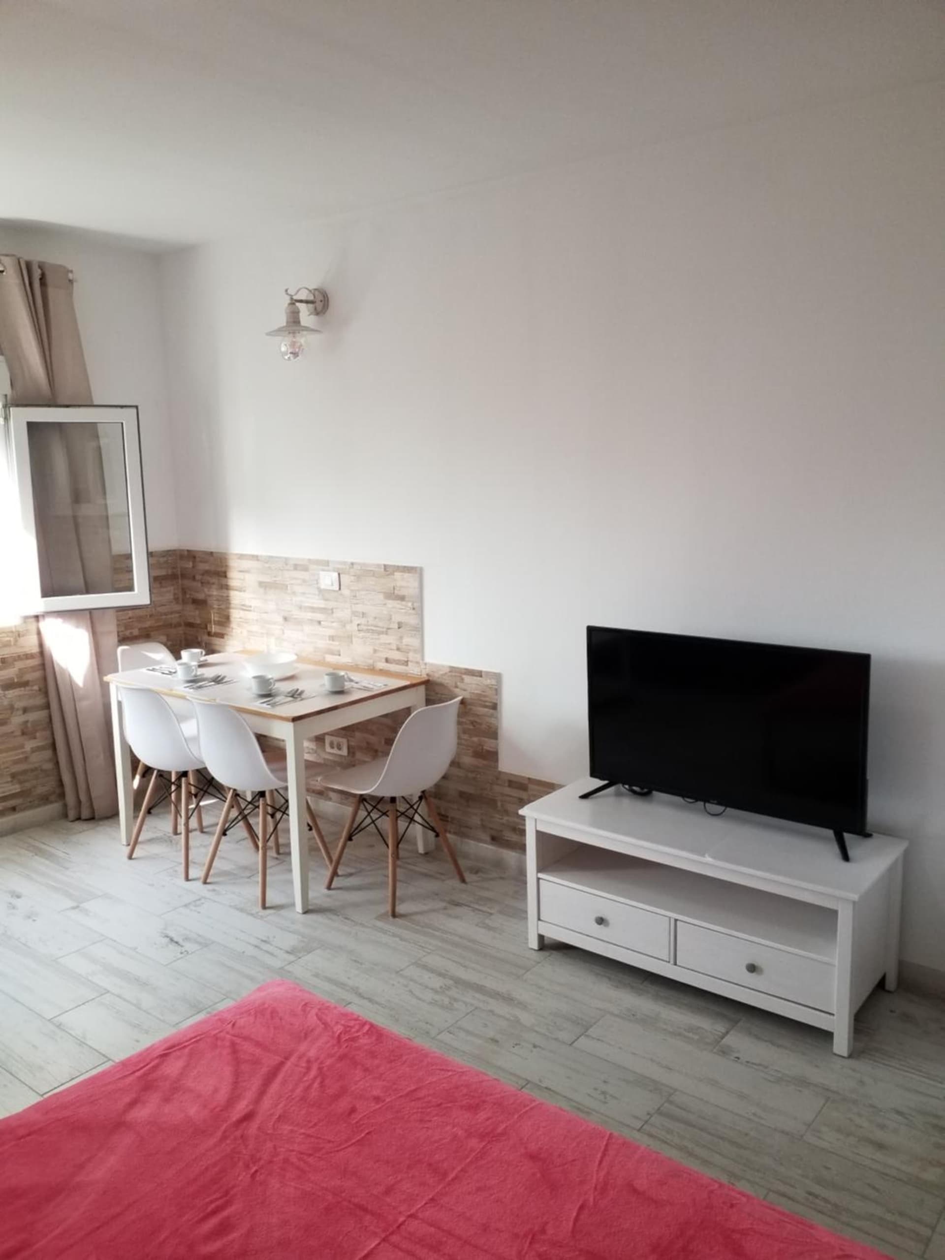 Designer 1 bedroom apartment White Tree 2 minutes to the beach in the city center, Puerto de la Cruz, Tenerife