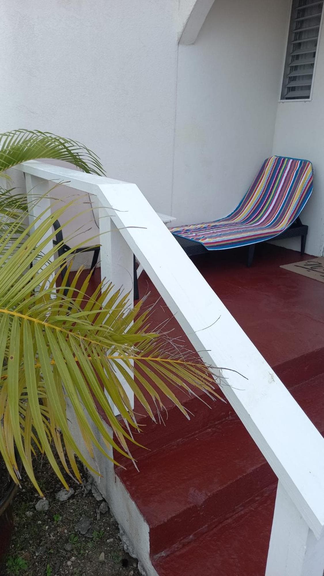 Cozy Suite, Wifi, Ac in Bedroom & 1 Minute Walk to West Coast Beach!