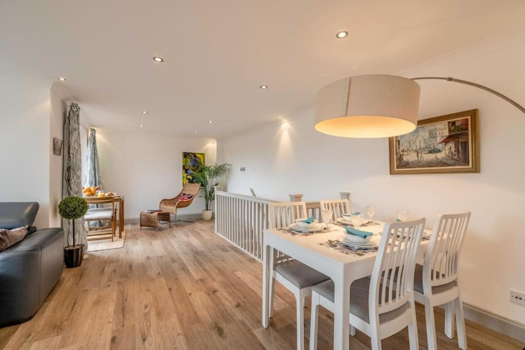 3Bed, 2Bath Penthouse Near Windsor & Long Walk - By Tempstay