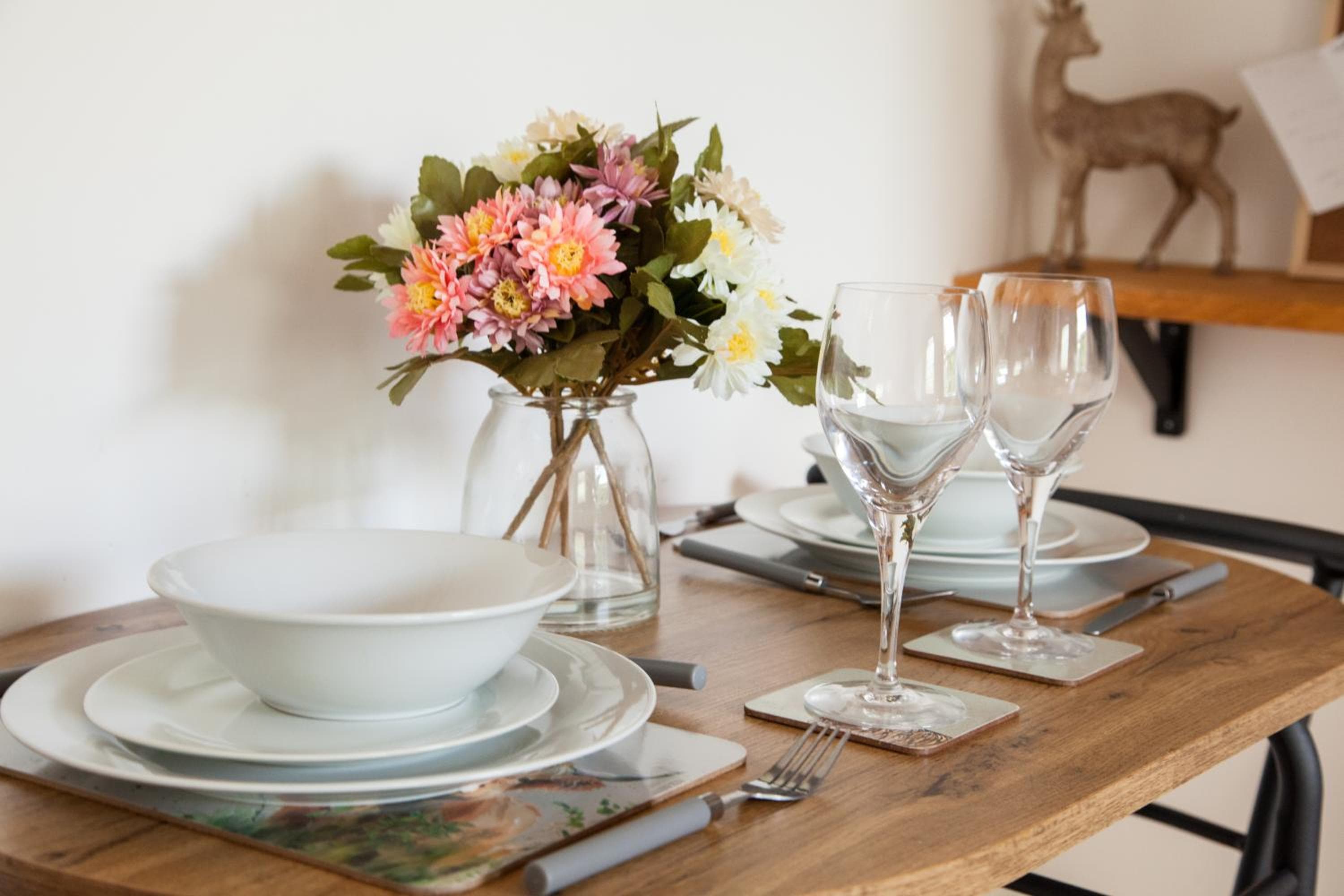 COSY COTTAGE ON BERNARDS HILL by SHIRE STAYS
