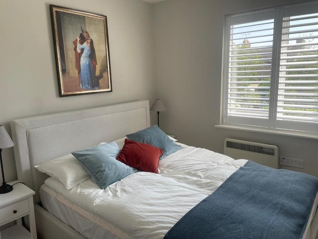 2 bedroom house in central Windsor - The Town