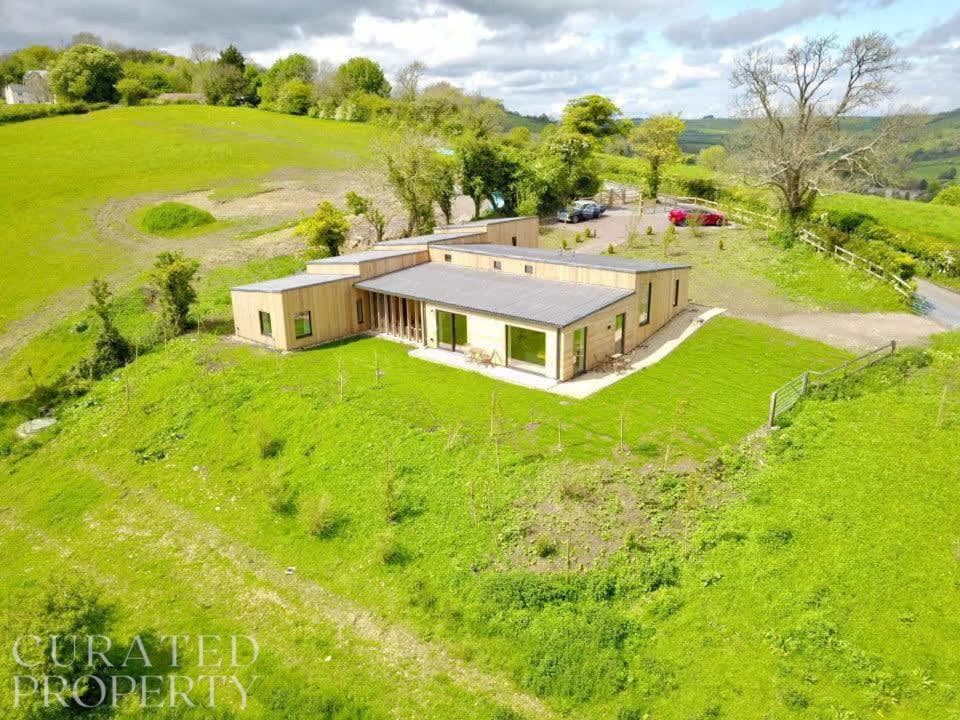 Stunning 5 Bedroom New Build with Amazing Views!