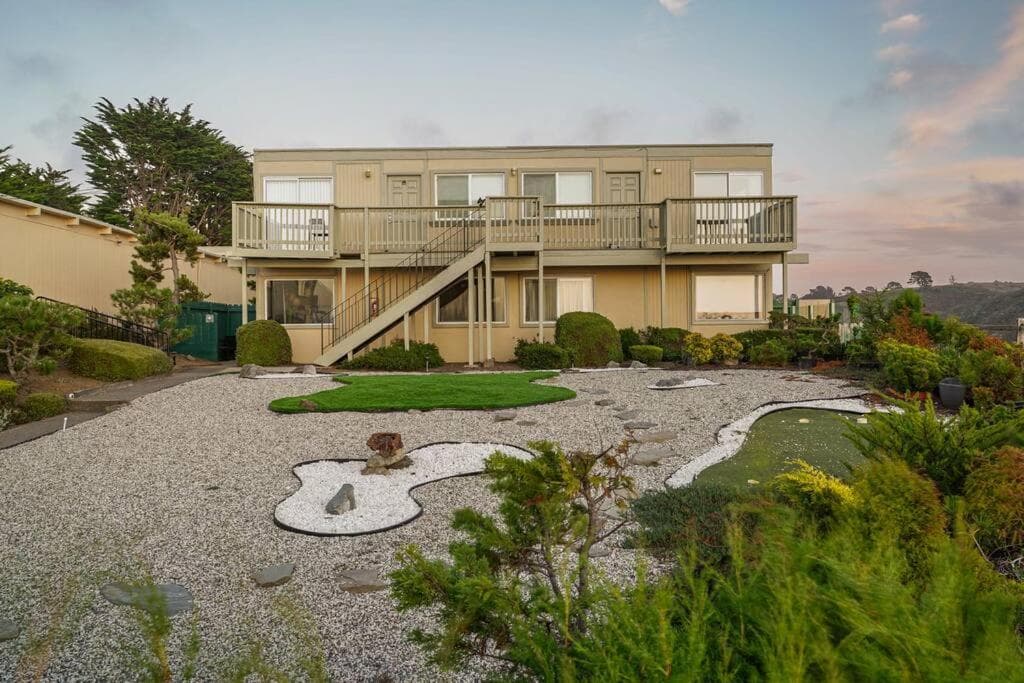 Charming 2BR 1Bath SofaBed with Mountain Sunset and Ocean Views