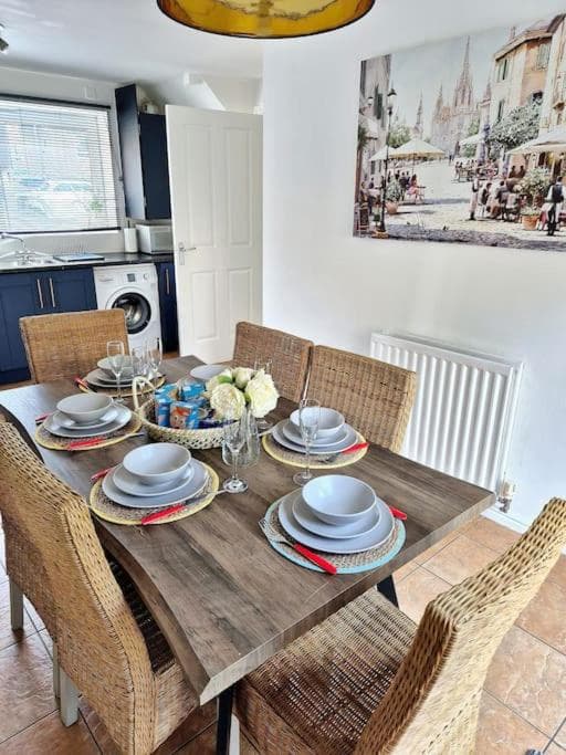 Modern Home2Home - Easy Centre Access & Free Parking