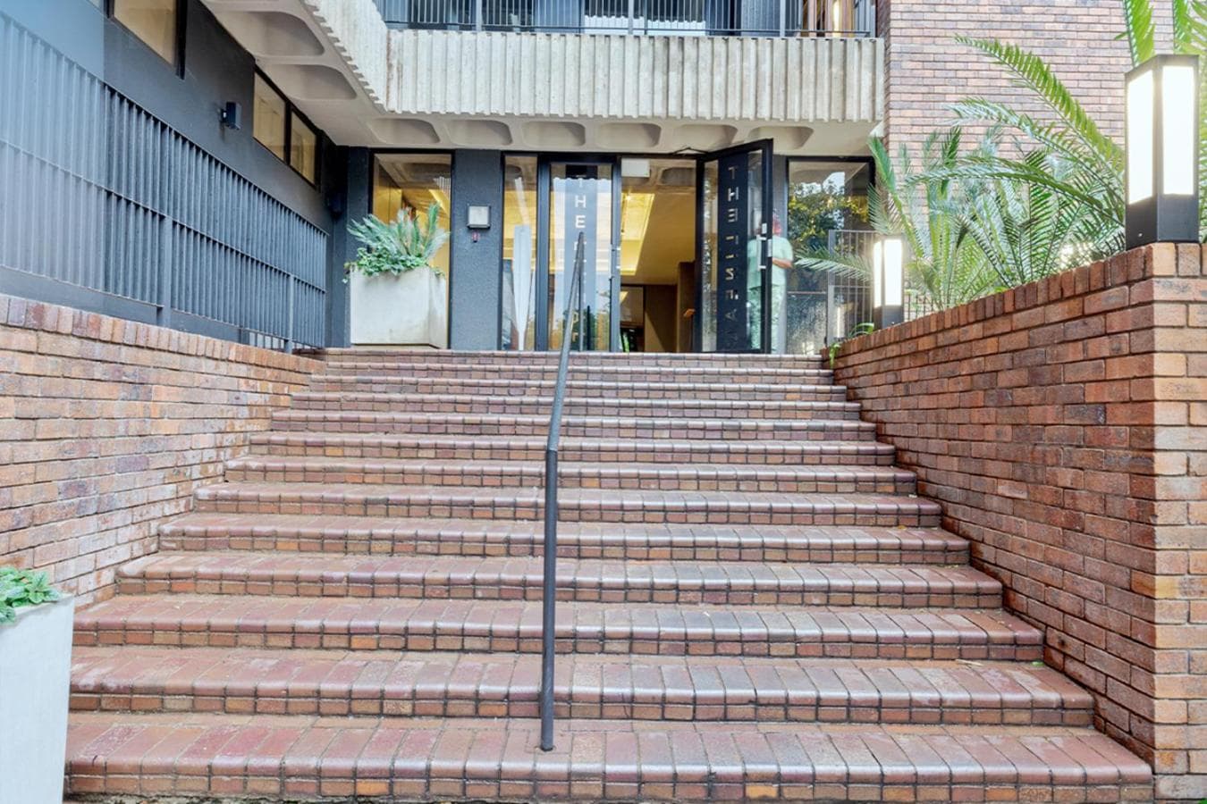 Sandton City Splendid Apartment 1 l Power & Water Backup l Walk to Sandton City & Nelson Mandela Square