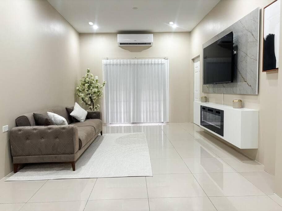 Lux Casa TT- Stylish 2 bedroom condo with pool